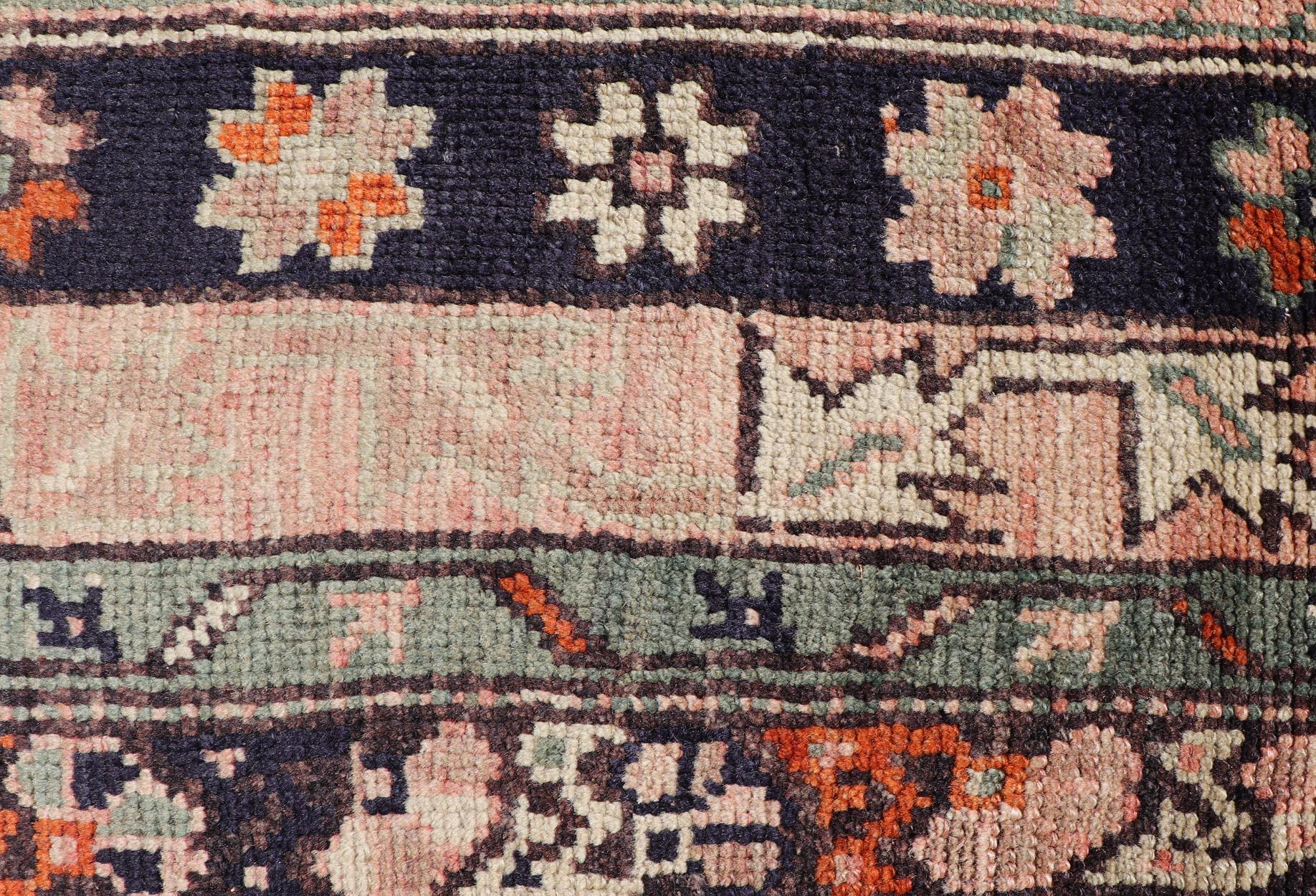 Tapis turc Oushak vintage avec de multiples bordures définissantes de fleurs géométriques en vente 5