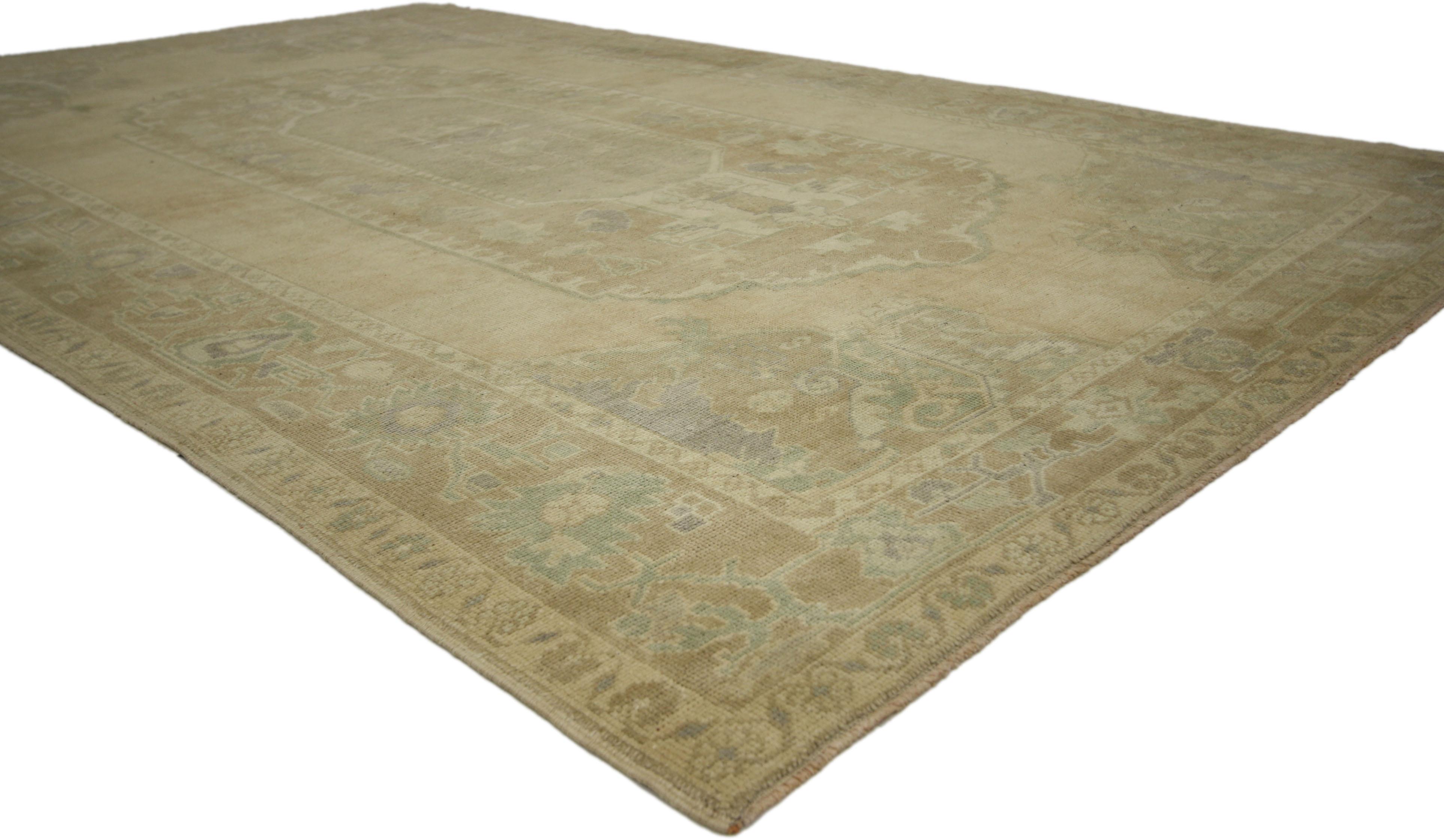 51360 Tappeto Vintage Oushak turco, 05'06 x 08'11. Radicato nella terra storica dell'Anatolia, questo tappeto Oushak vintage in lana annodato a mano evoca una tranquilla sinfonia di terra e aria, dove la tranquilla eleganza incontra i ritmi eterni
