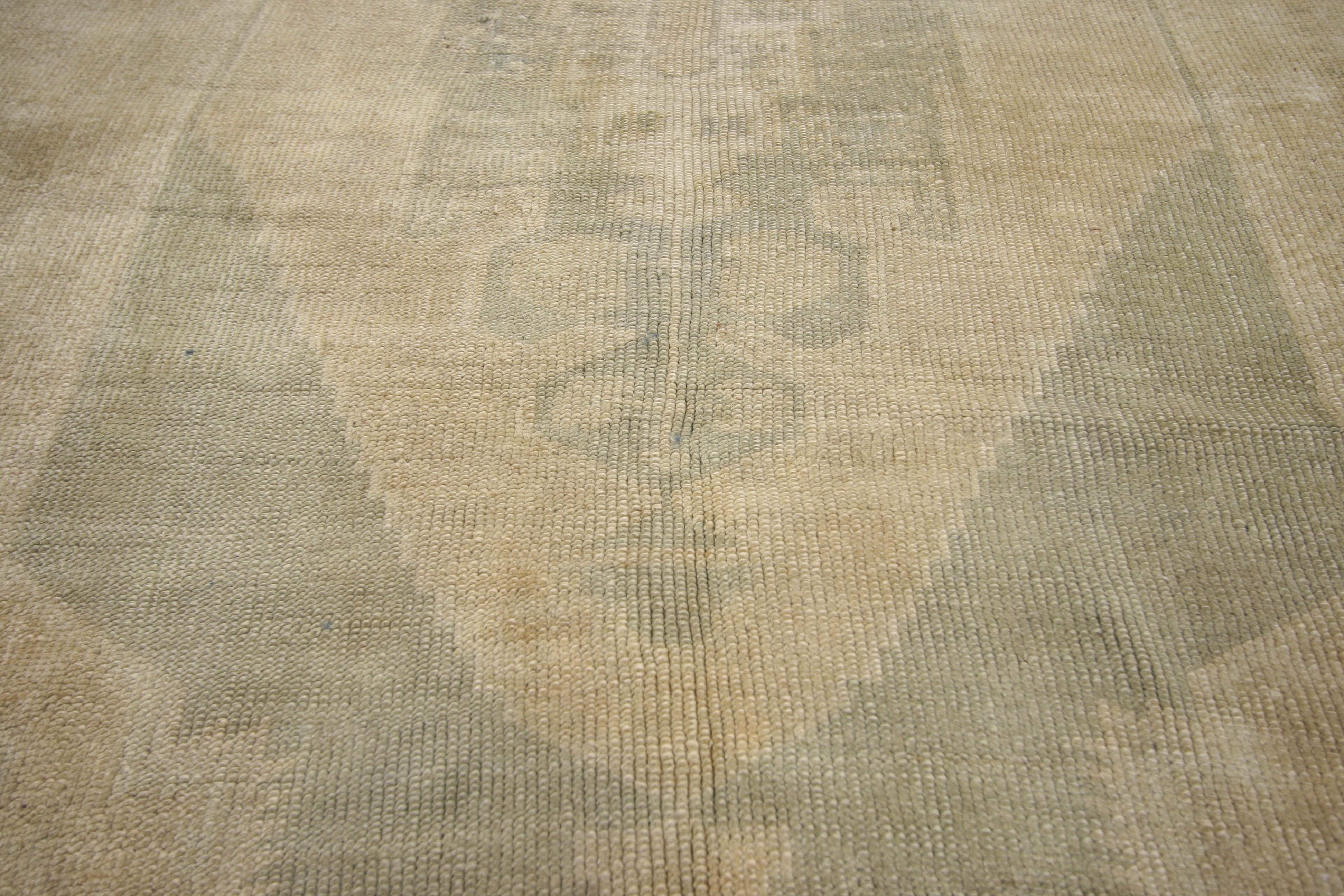 52312, alter türkischer Oushak-Teppich mit gedeckten Farben. Dieser handgeknüpfte türkische Oushak-Teppich aus Wolle, der eine stilvolle Verbindung von traditionellem Stil und gemütlichem, legerem Wohnen darstellt, schafft eine einladende