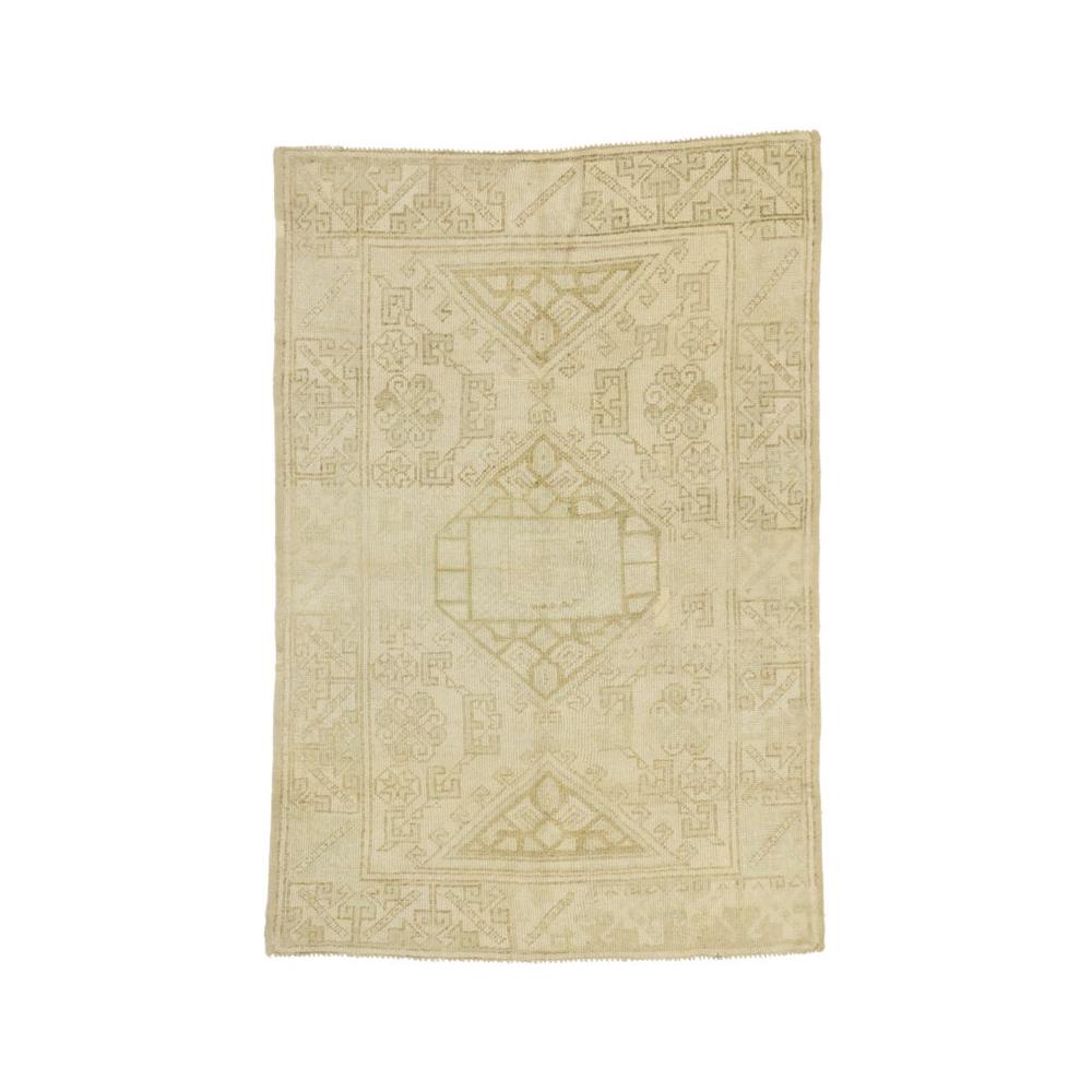 52304, vintage Turkish Oushak rug with muted colors. The light and airy muted colors combined with cozy casual living in this hand-knotted wool vintage Turkish Oushak rug creates an inviting atmosphere. The Oushak rug features muted colors and an