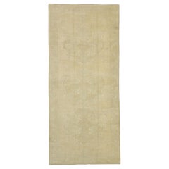 Tappeto turco vintage Oushak con colori neutri, ampio corridoio