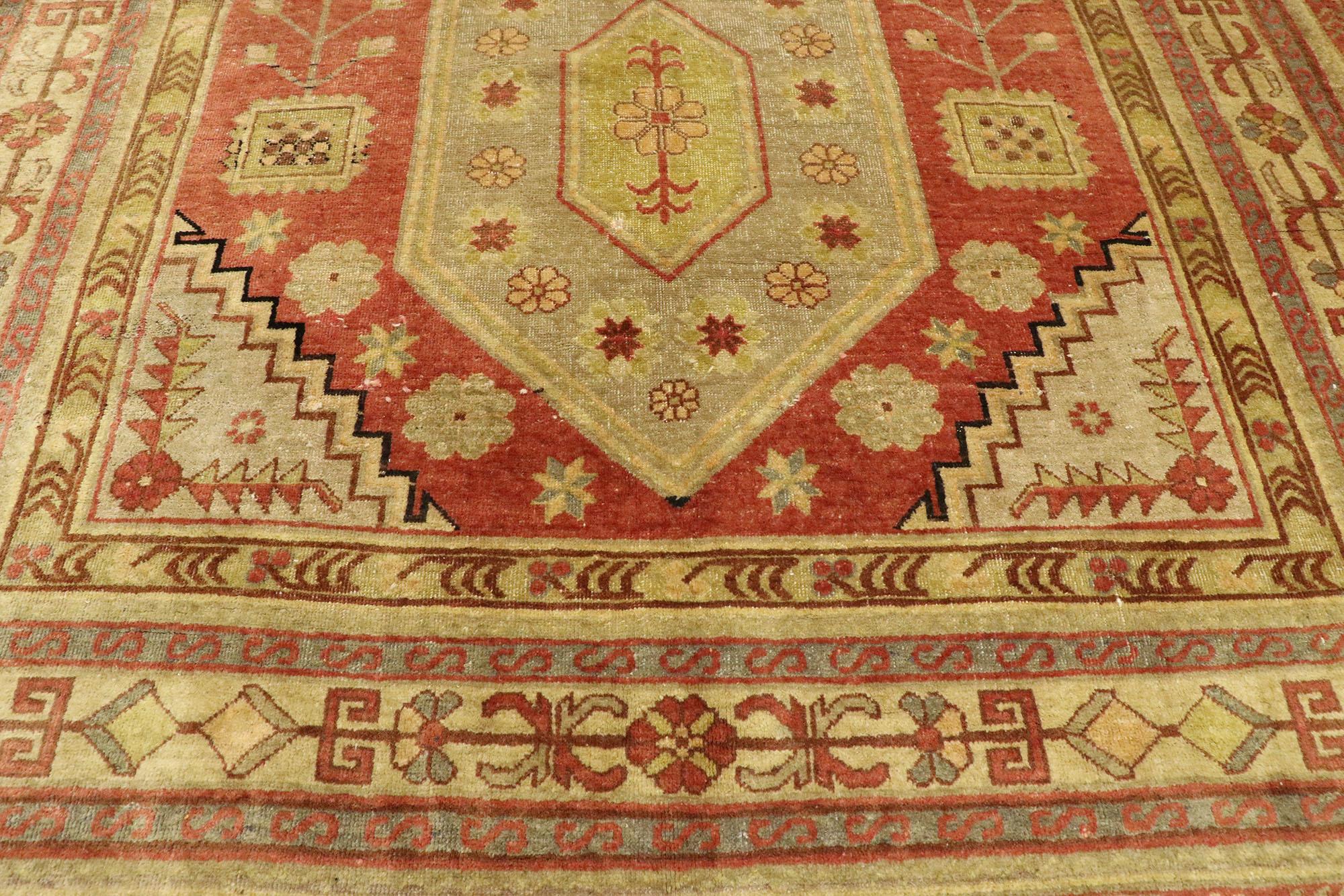 Vintage Turkish Oushak Rug with Northwestern Tribal Style In Good Condition For Sale In Dallas, TX