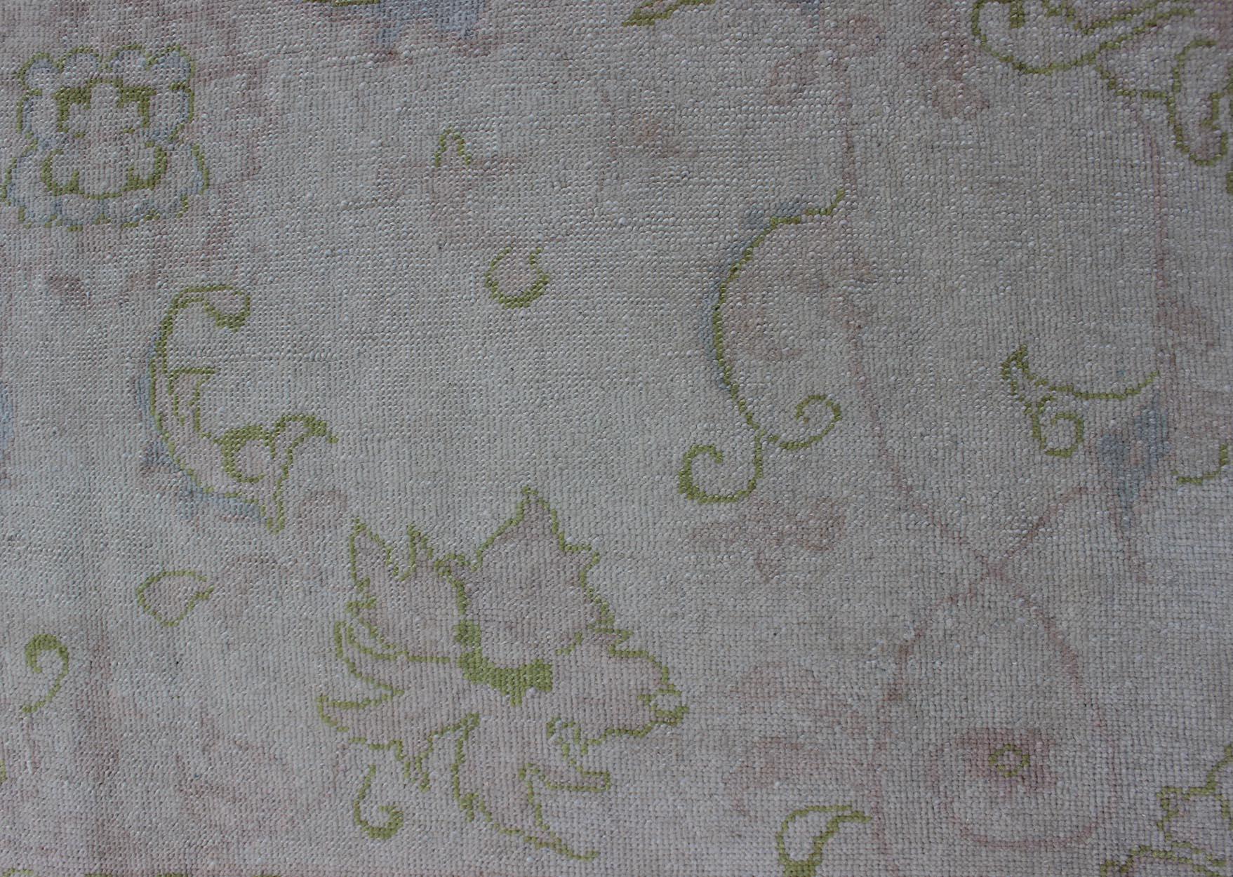 Tappeto Oushak turco d'epoca con fondo avorio pallido e morbida salvia, Blush 6'8 x 9'3 in vendita 3