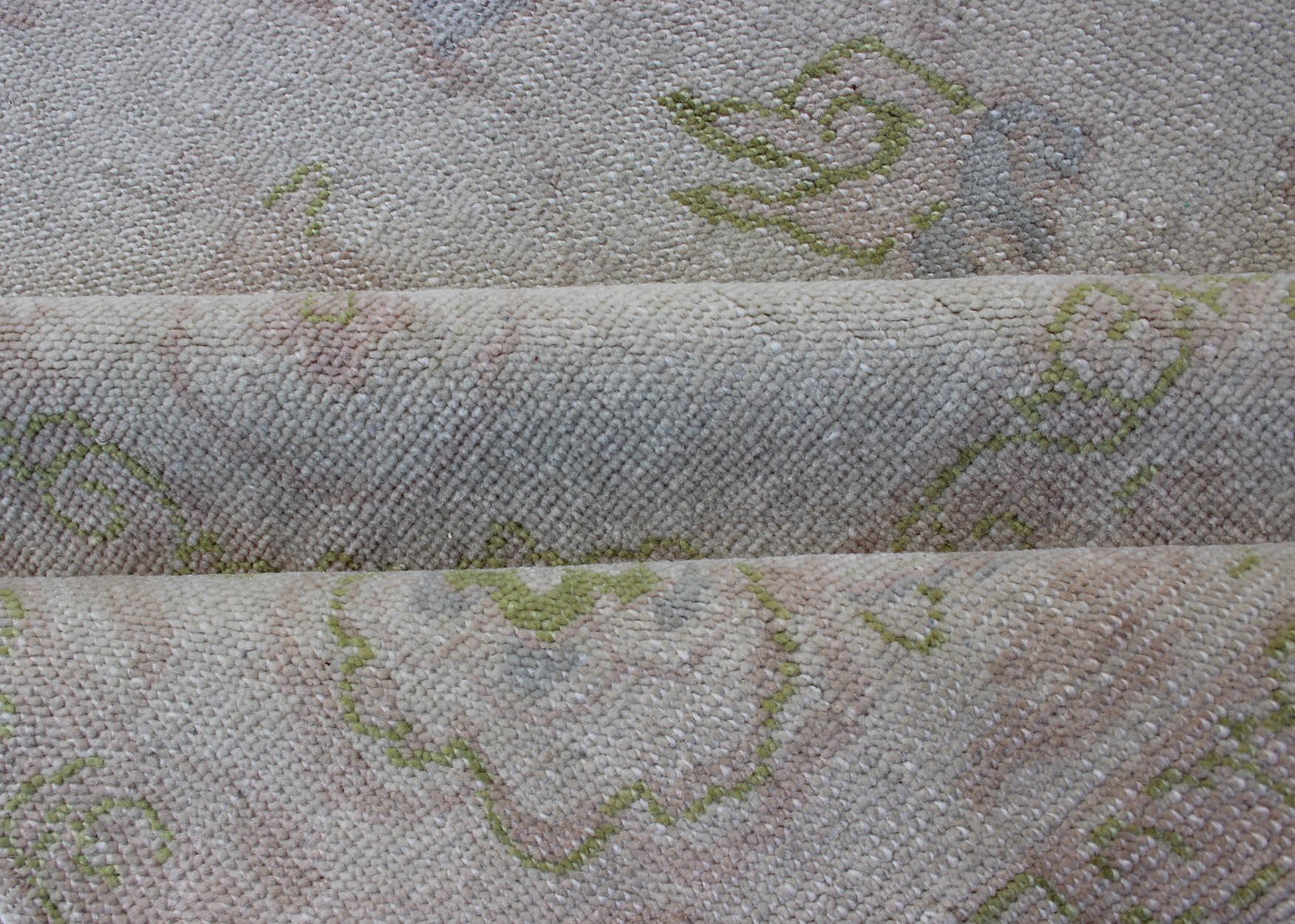 Tappeto Oushak turco d'epoca con fondo avorio pallido e morbida salvia, Blush 6'8 x 9'3 in vendita 4