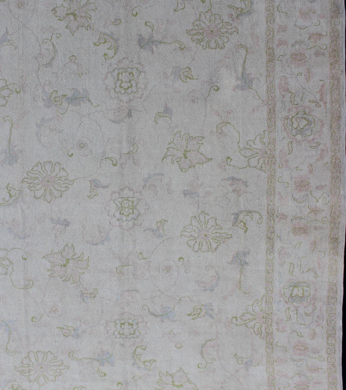 Misure: 6'8 x 9'3 
Tappeto Oushak turco d'epoca con fondo avorio pallido e morbida salvia, Blush 6'8 x 9'3. Keivan Woven Arts / Tappeto/TU-MTU-4853, paese di origine/tipo: Turchia / Oushak, circa 1940.

Questo tappeto vintage Oushak turco emana una