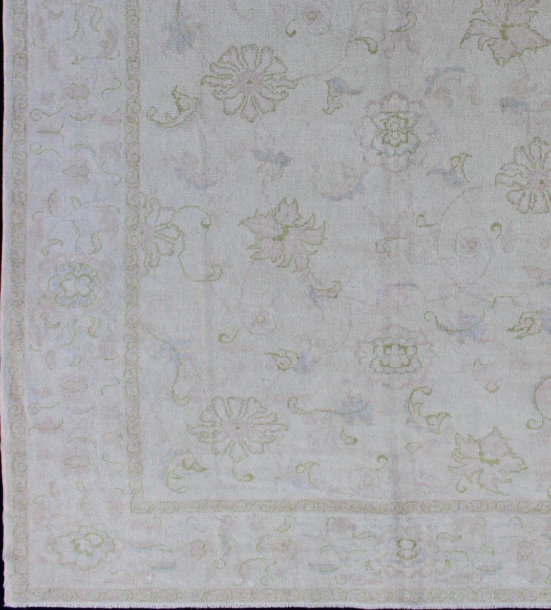 Turco Tappeto Oushak turco d'epoca con fondo avorio pallido e morbida salvia, Blush 6'8 x 9'3 in vendita