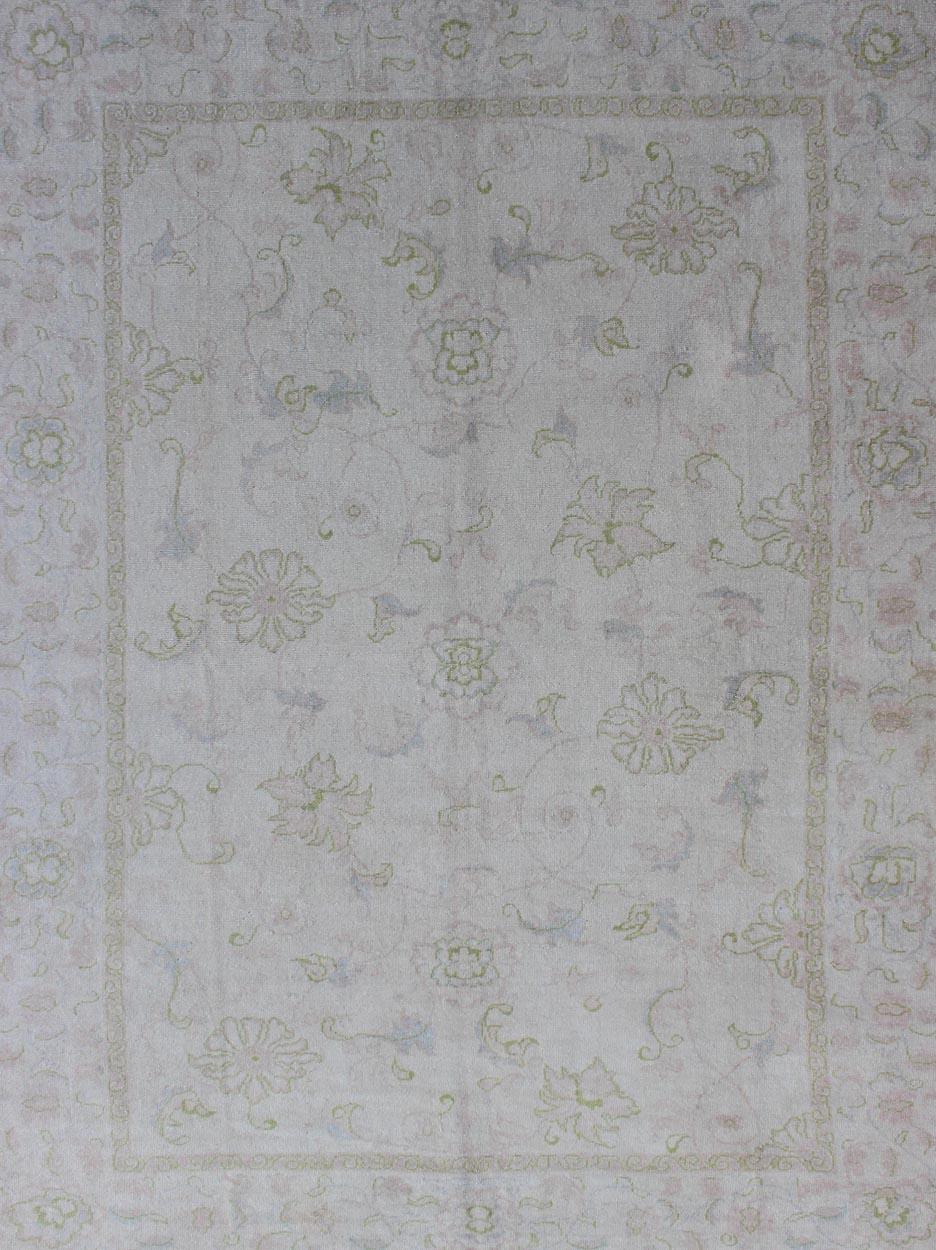 Annodato a mano Tappeto Oushak turco d'epoca con fondo avorio pallido e morbida salvia, Blush 6'8 x 9'3 in vendita