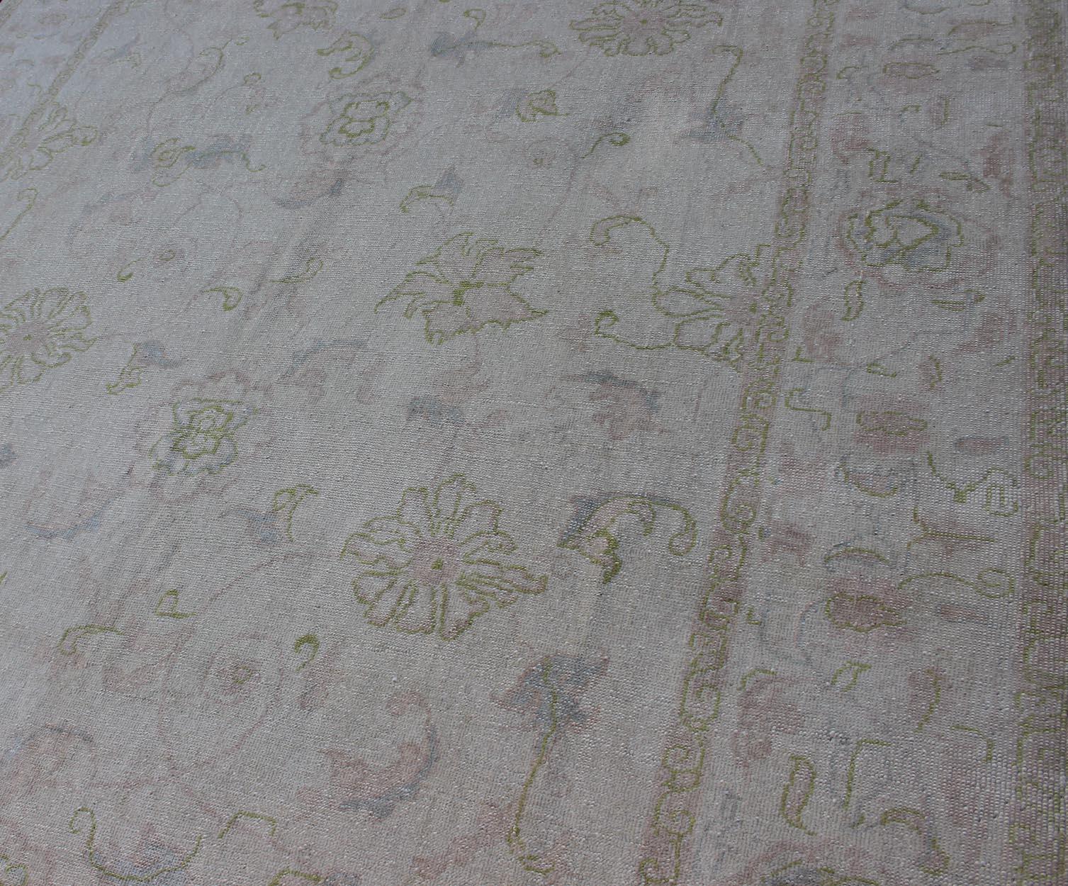 Tappeto Oushak turco d'epoca con fondo avorio pallido e morbida salvia, Blush 6'8 x 9'3 In condizioni buone in vendita a Atlanta, GA