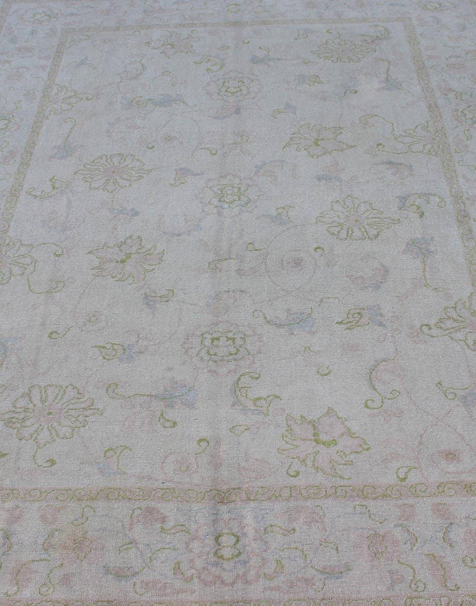 XX secolo Tappeto Oushak turco d'epoca con fondo avorio pallido e morbida salvia, Blush 6'8 x 9'3 in vendita