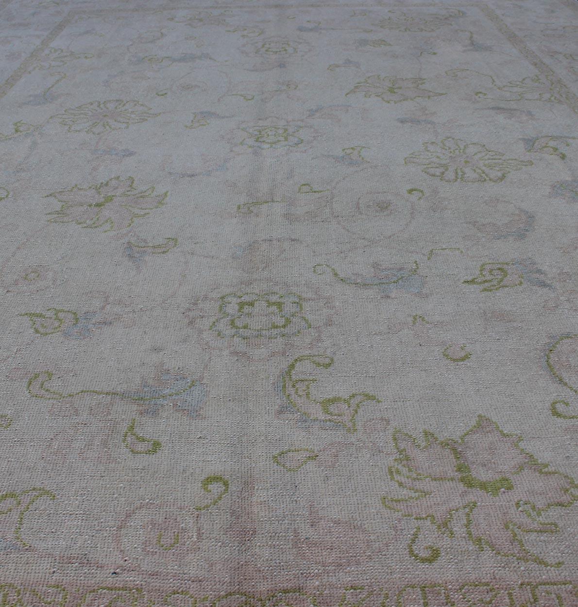 Lana Tappeto Oushak turco d'epoca con fondo avorio pallido e morbida salvia, Blush 6'8 x 9'3 in vendita