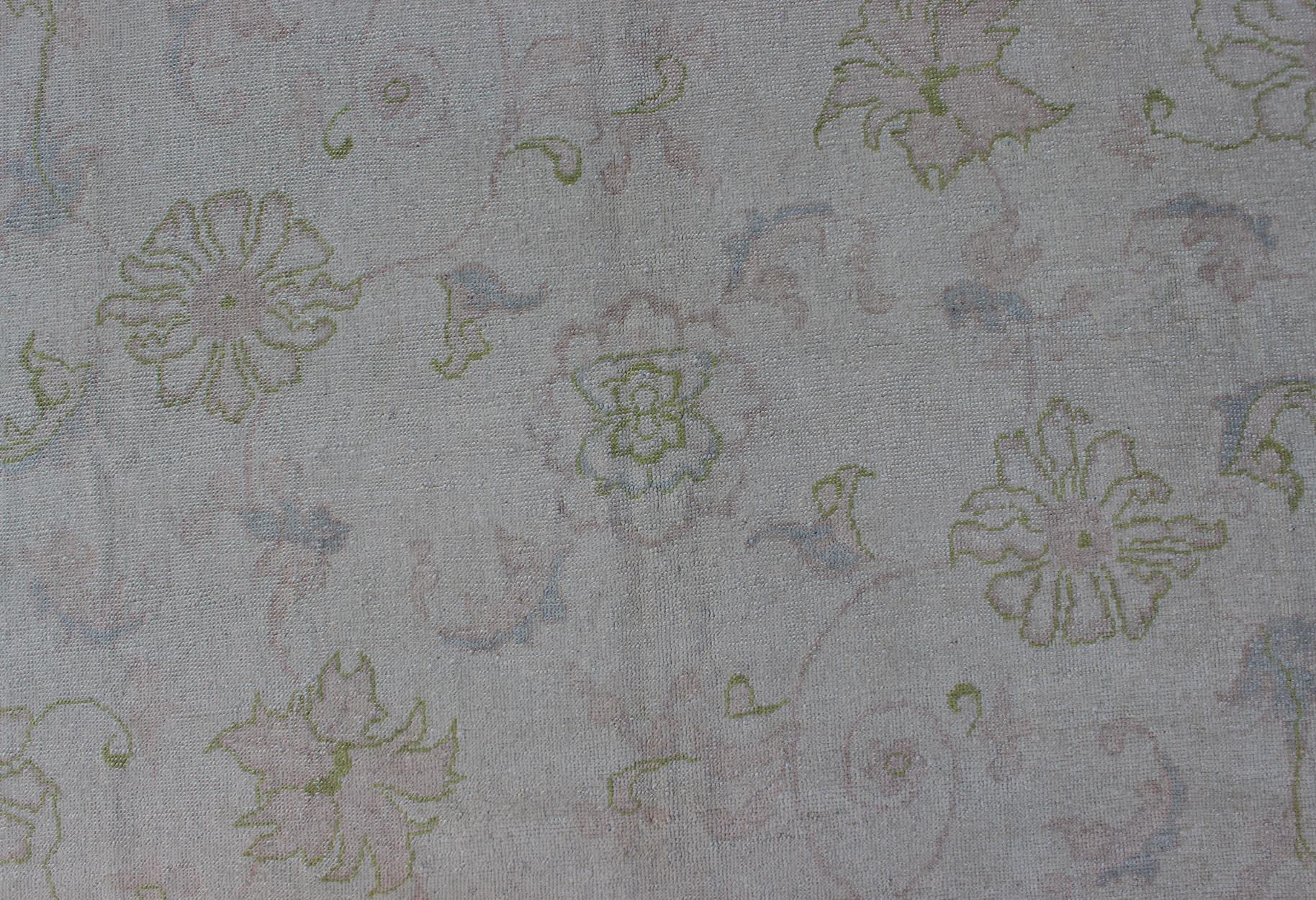 Tappeto Oushak turco d'epoca con fondo avorio pallido e morbida salvia, Blush 6'8 x 9'3 in vendita 1