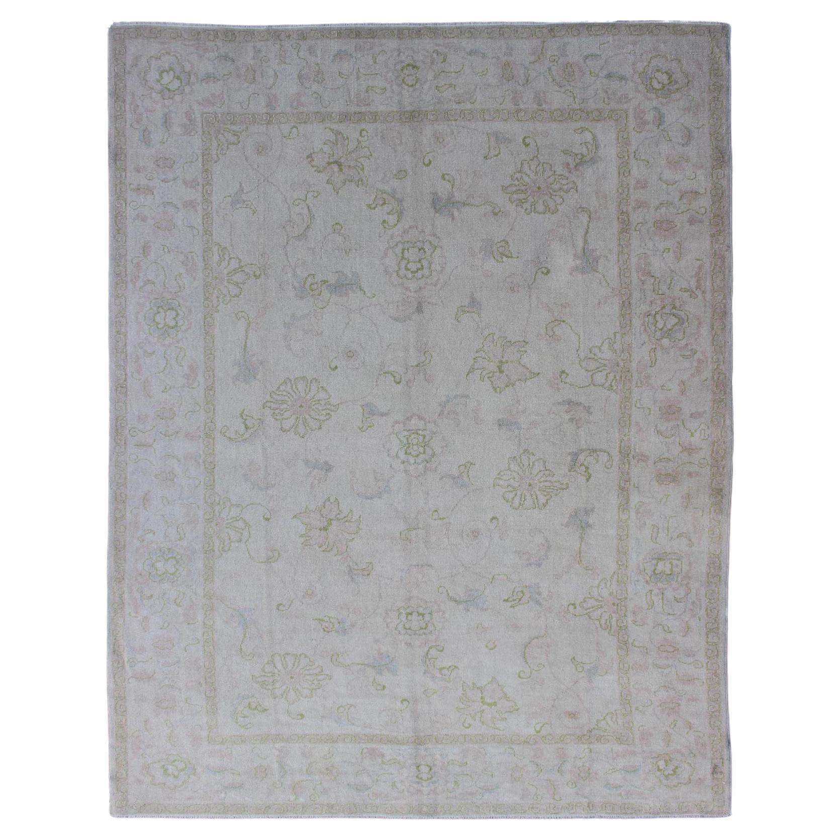 Tappeto Oushak turco d'epoca con fondo avorio pallido e morbida salvia, Blush 6'8 x 9'3 in vendita