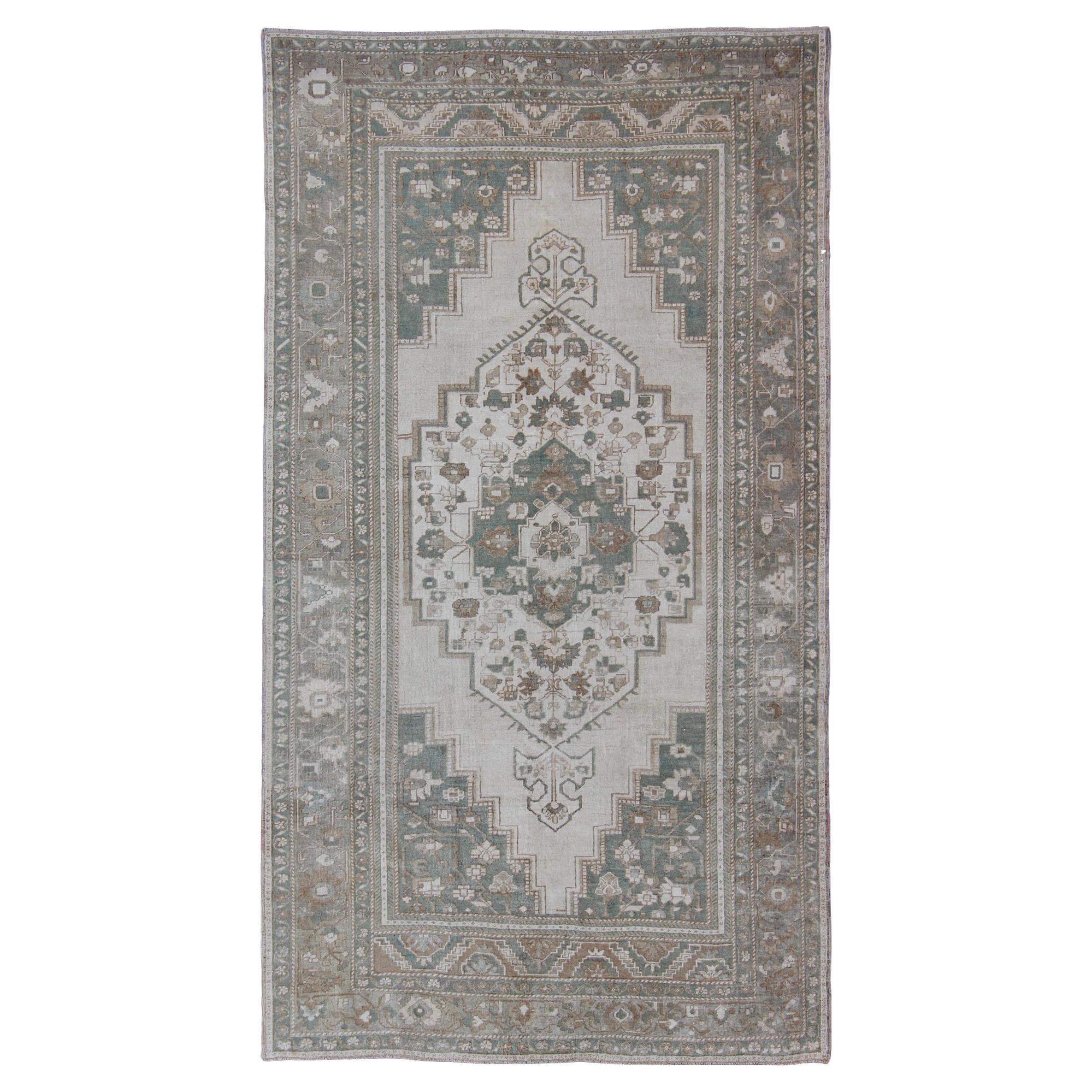 Alfombra Turca Oushak Vintage con Salvia Pálida, Topo Suave y Marfil  6'4 x 11'2 en venta