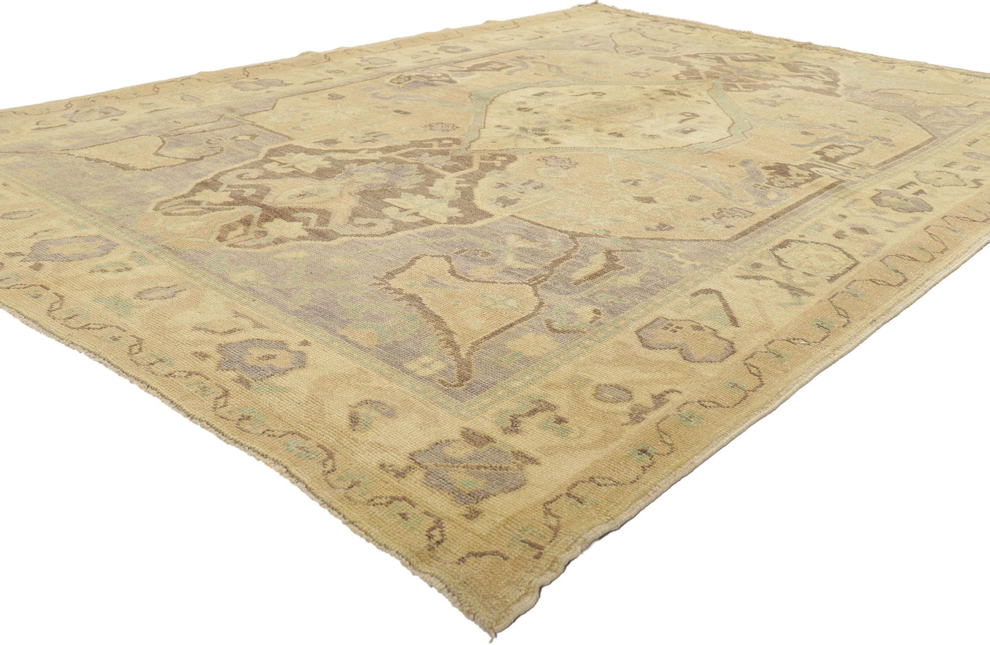 51034 Tappeto Vintage Oushak turco, 06'00 x 08'04. I tappeti turchi Oushak, provenienti dalla stimata regione turca di Oushak, incarnano la squisita maestria artigianale e l'eredità culturale con i loro disegni elaborati e i colori vivaci. Annodati