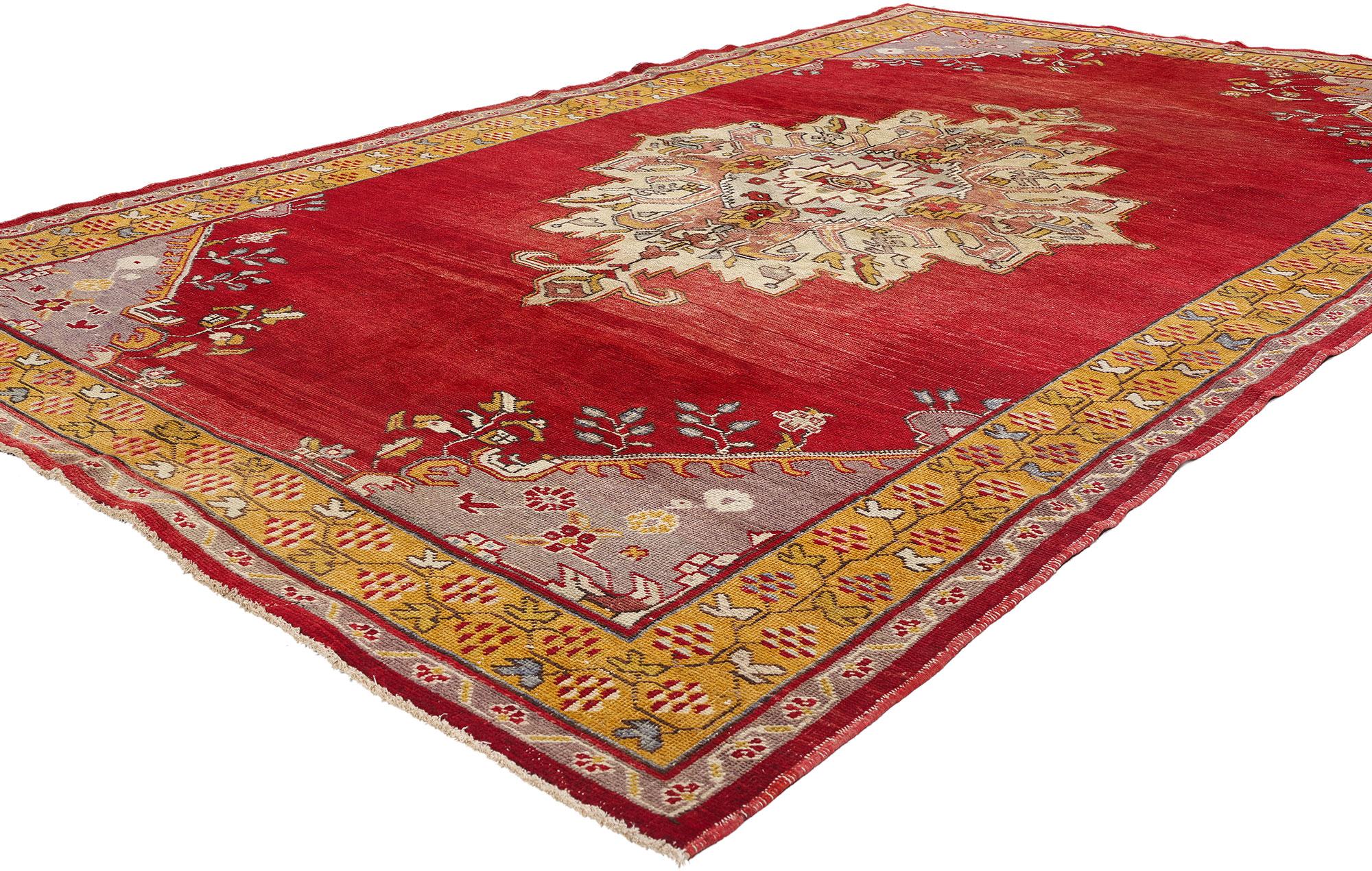 73774 Tapis turc Oushak rouge vintage, 06'07 x 10'03. Comme une aube cramoisie qui s'étend sur les plaines d'Anatolie, ce tapis Oushak turc vintage en laine noué à la main rayonne de chaleur et de noblesse artistique. En son cœur se trouve un grand