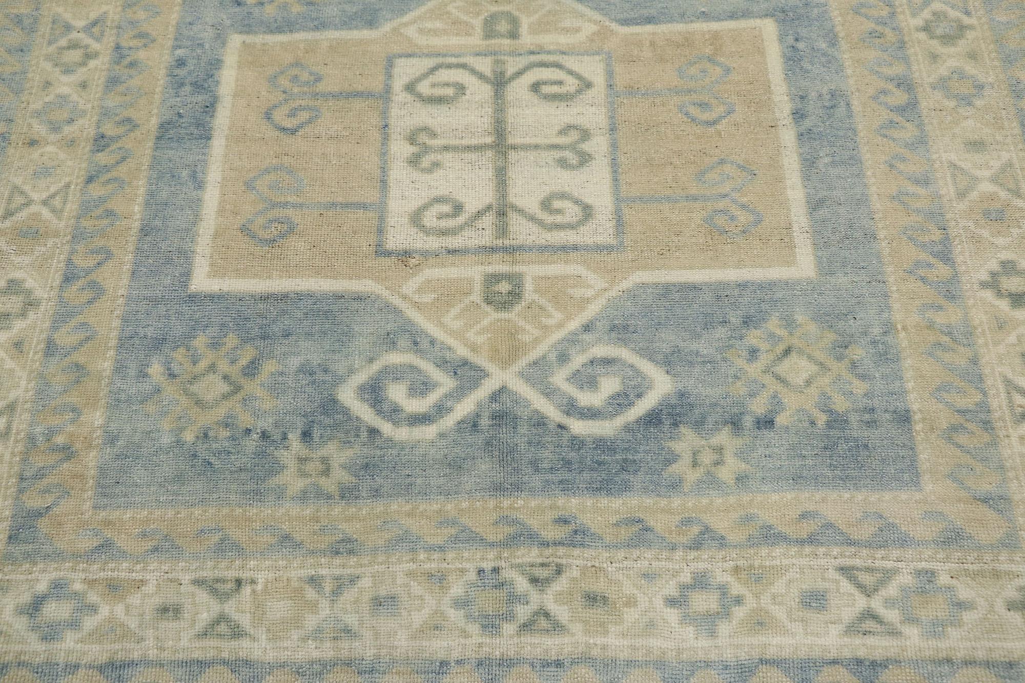 Noué à la main Tapis turc vintage d'Oushak avec style côtier décontracté en vente