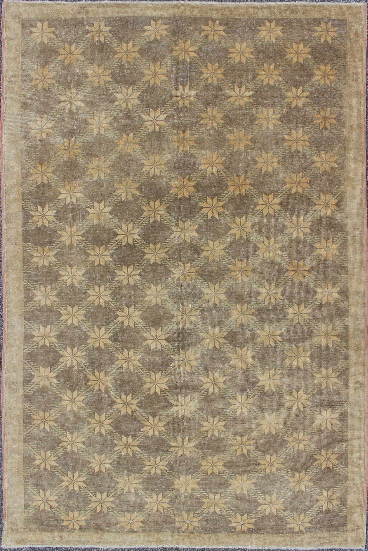Tapis Oushak turc vintage à motif étoilé répétitif en marron délavé et sable en vente 1