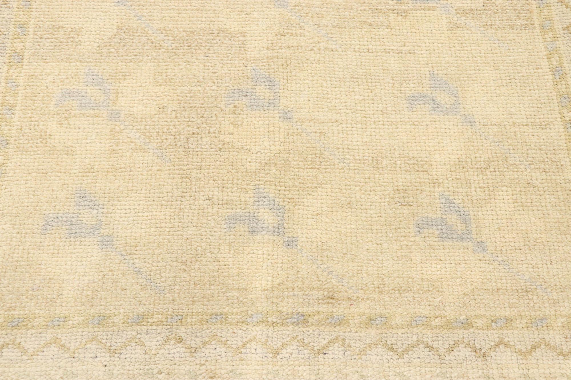 Vintage Turkish Oushak Rug with Romantic Farmhouse Georgian Cottage Style In Good Condition In Dallas, TX