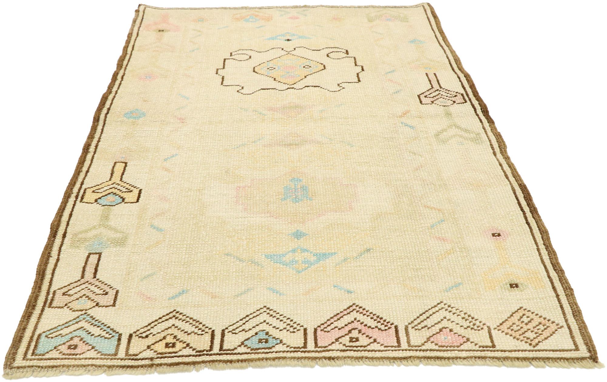 Türkischer Oushak-Teppich im französischen Vintage-Stil mit romantischem georgianischem Landhausstil (Handgeknüpft) im Angebot