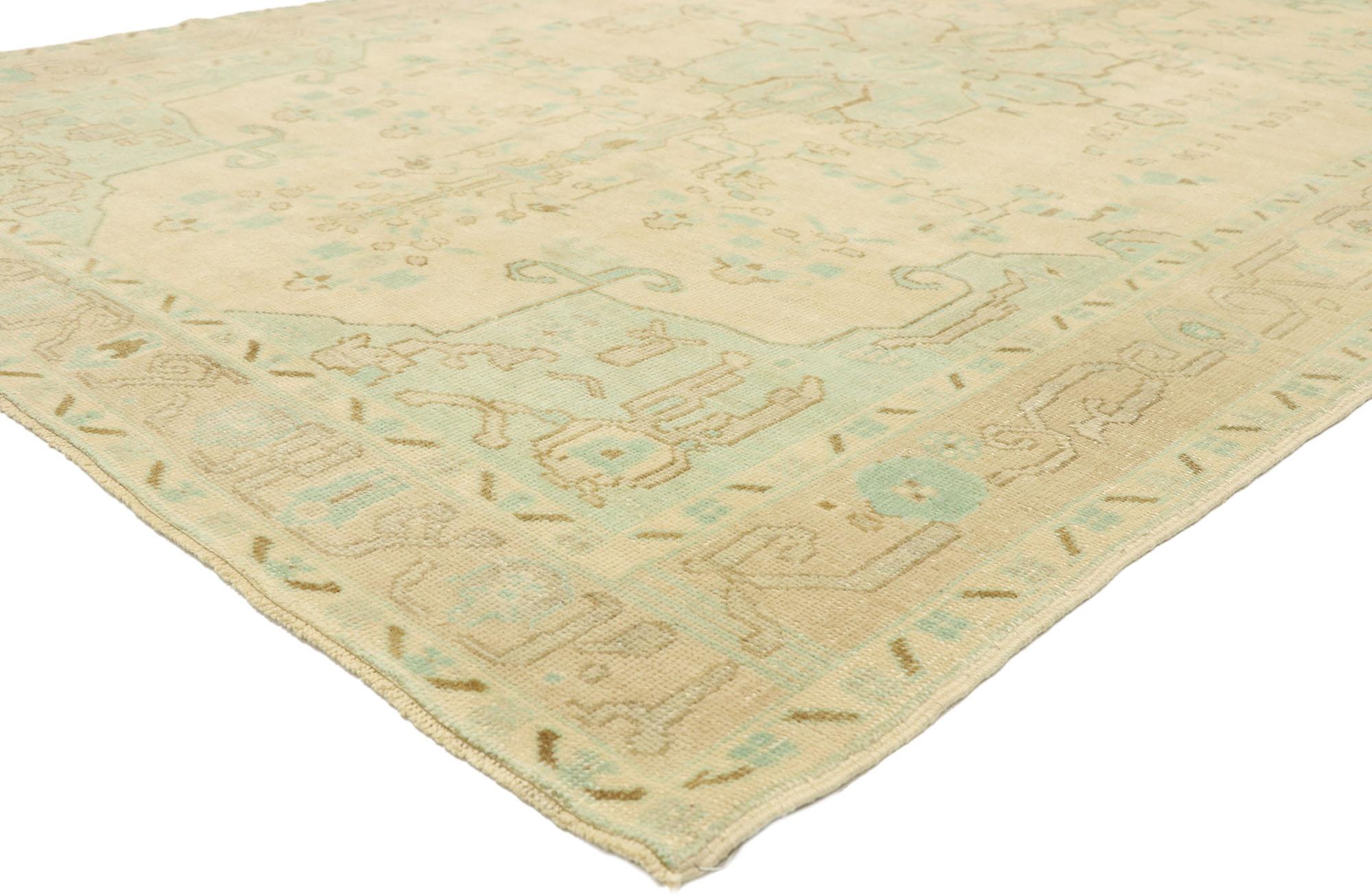 52977 tapis vintage turc Oushak avec style Dacha Home russe 05'08 x 08'09. Prenez un design intemporel et ajusté, ajoutez-y un soupçon de connotations romantiques et des couleurs anciennes délavées pour obtenir ce look frais, aussi confortable que