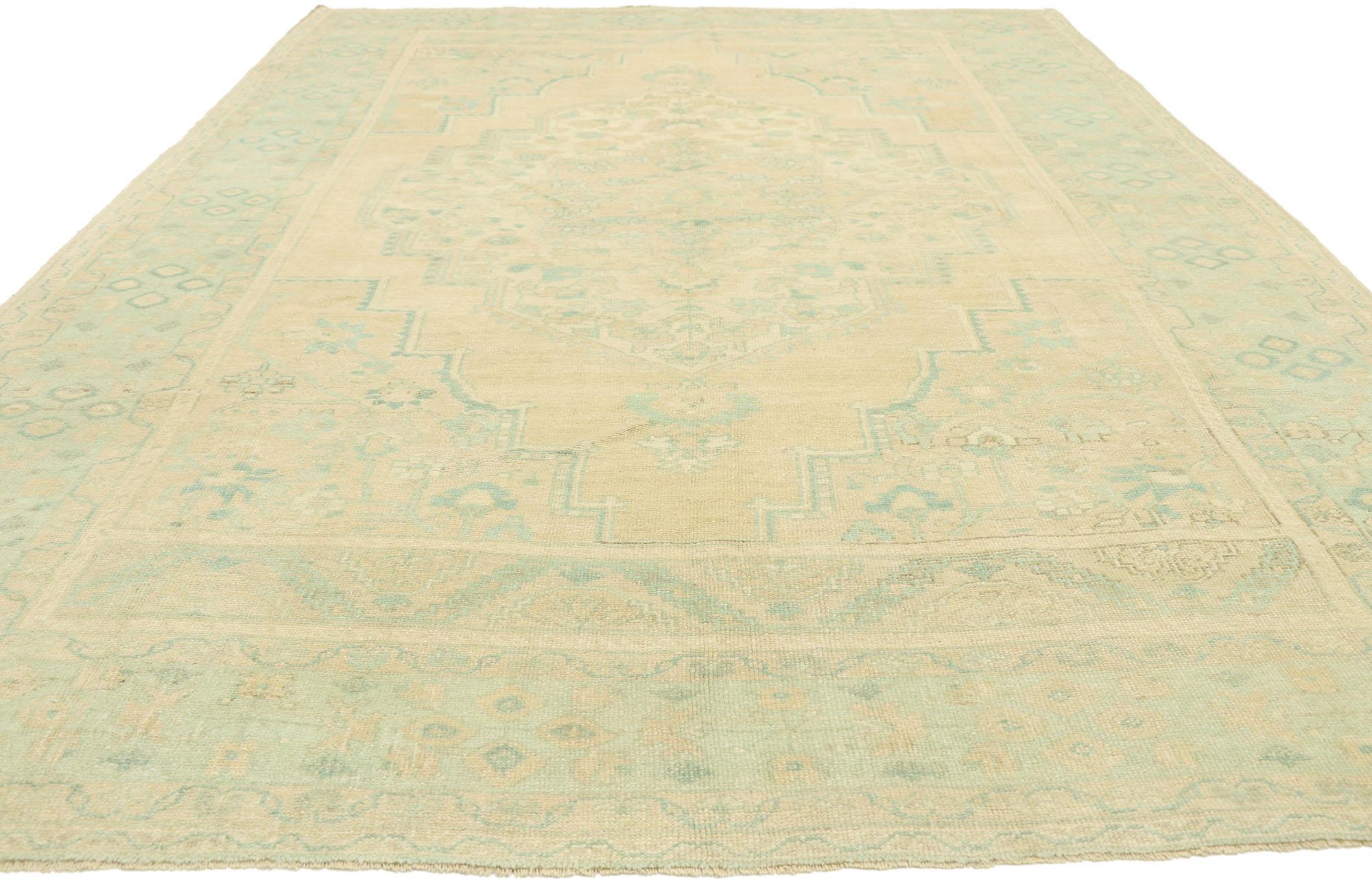Turc Tapis turc Oushak vintage avec style maison tchécoslovaque Dacha en vente