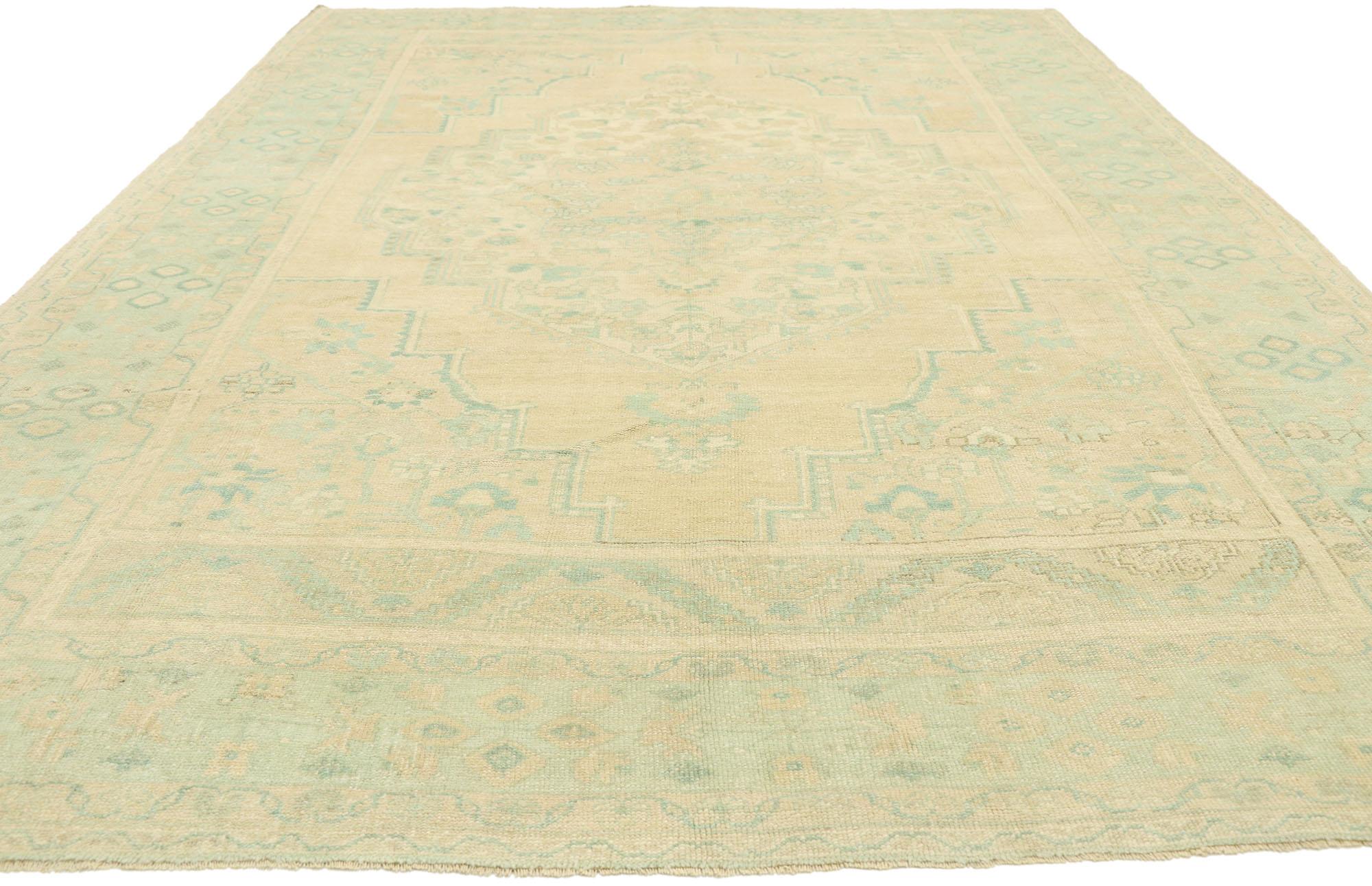 Turc Vieux tapis turc Oushak avec style maison Dacha russe en vente