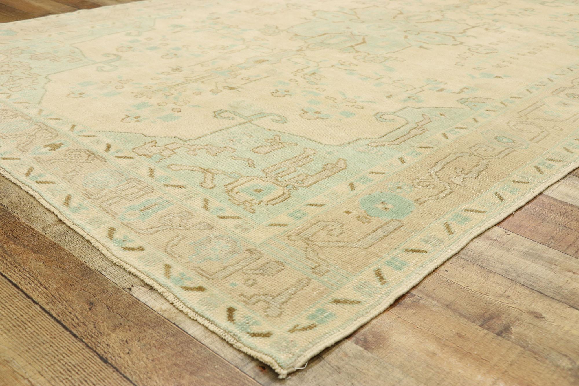 20ième siècle Vieux tapis turc Oushak avec style maison Dacha russe en vente