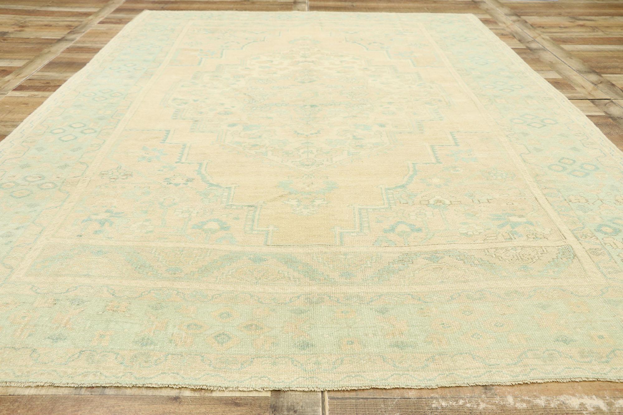 Laine Tapis turc Oushak vintage avec style maison tchécoslovaque Dacha en vente