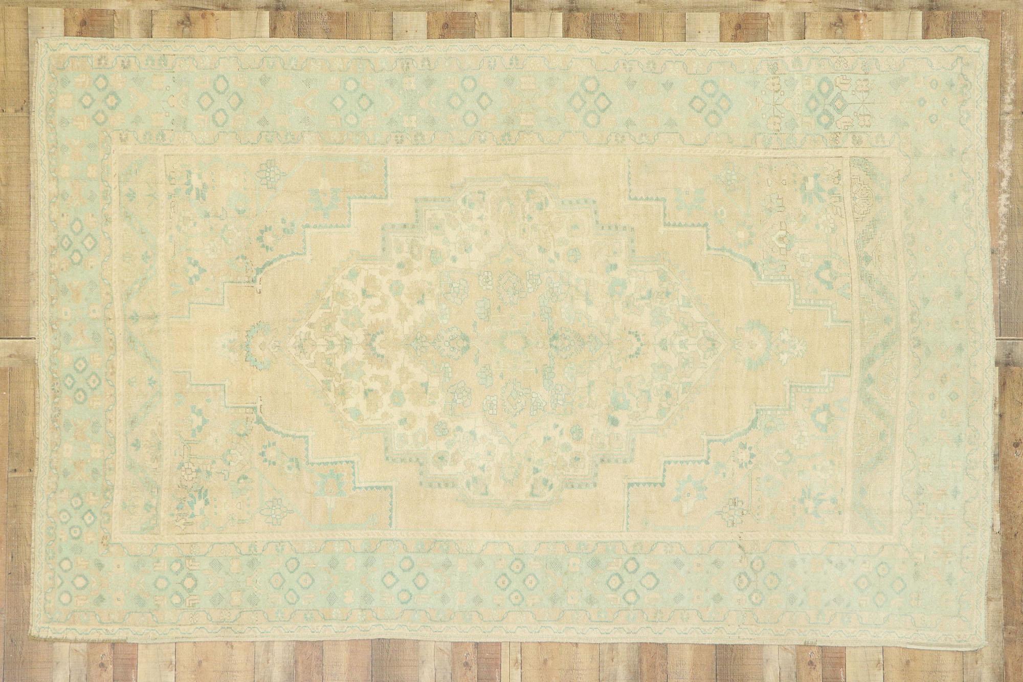 Vieux tapis turc Oushak avec style maison Dacha russe en vente 1