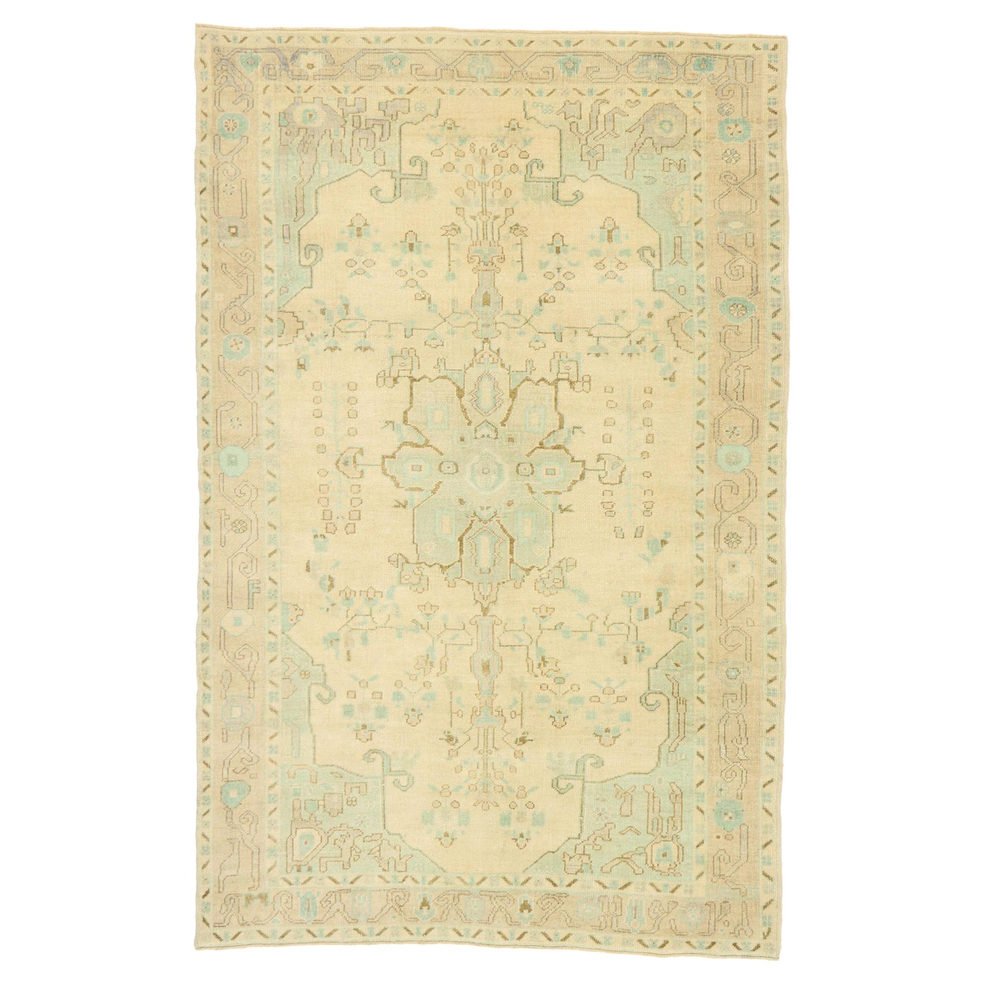 Vieux tapis turc Oushak avec style maison Dacha russe