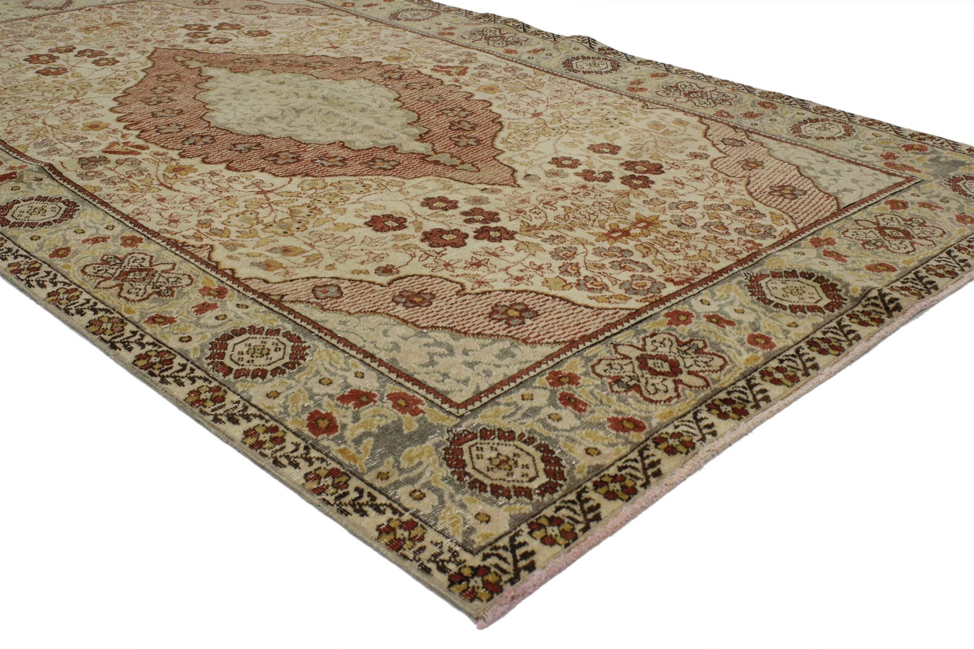 52072, vintage Turkish Oushak accent rug with rustic cottage Arts & Crafts style, entry or foyer rug. With architectural elements of curved forms and decorative detailing, this hand knotted wool vintage Turkish Oushak rug features a cusped center