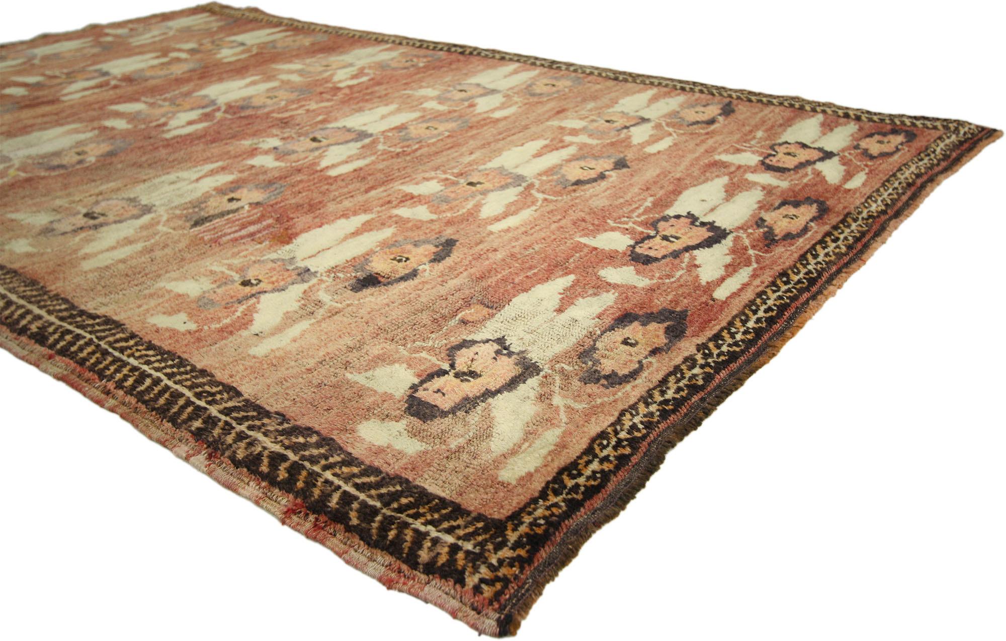 50293 Tapis Oushak turc vintage, 04'03 X 06'08. 
Chaleureux et accueillant avec des connotations romantiques, ce tapis Oushak turc vintage en laine nouée à la main est une vision captivante de la beauté tissée. Le motif floral et les couleurs