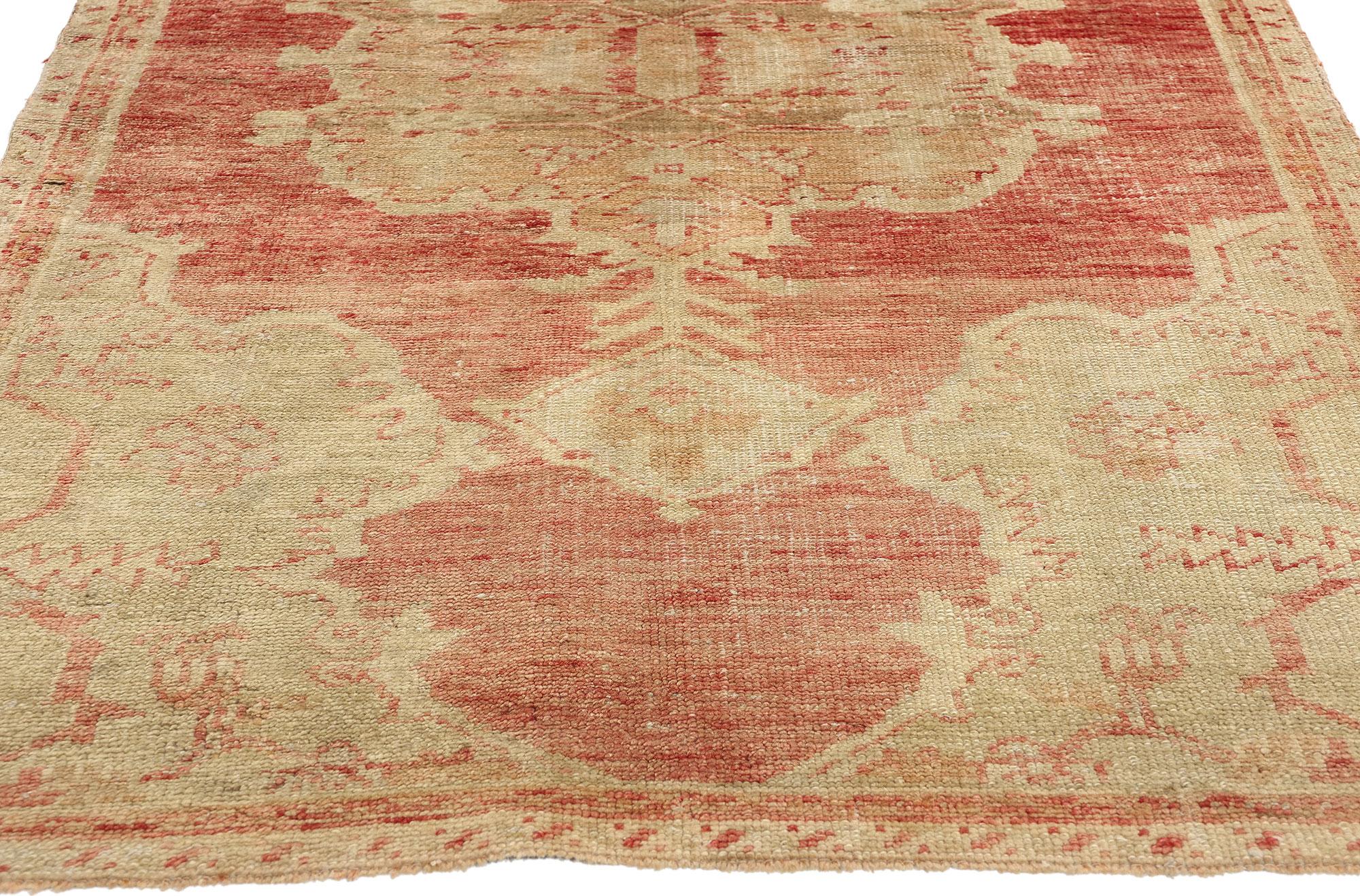 Türkischer Oushak-Teppich im Vintage-Stil mit rustikalen erdfarbenen Farben im Zustand „Starke Gebrauchsspuren“ im Angebot in Dallas, TX