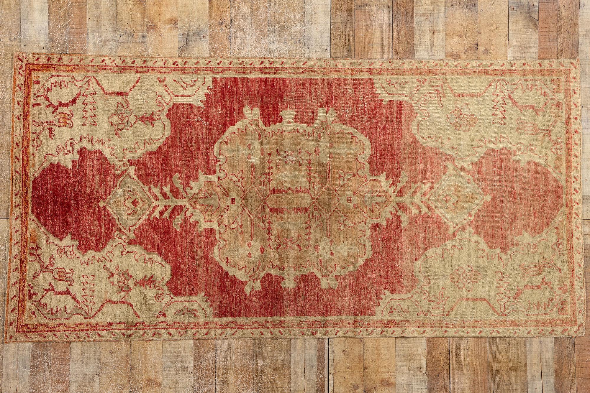 Türkischer Oushak-Teppich im Vintage-Stil mit rustikalen erdfarbenen Farben im Angebot 3