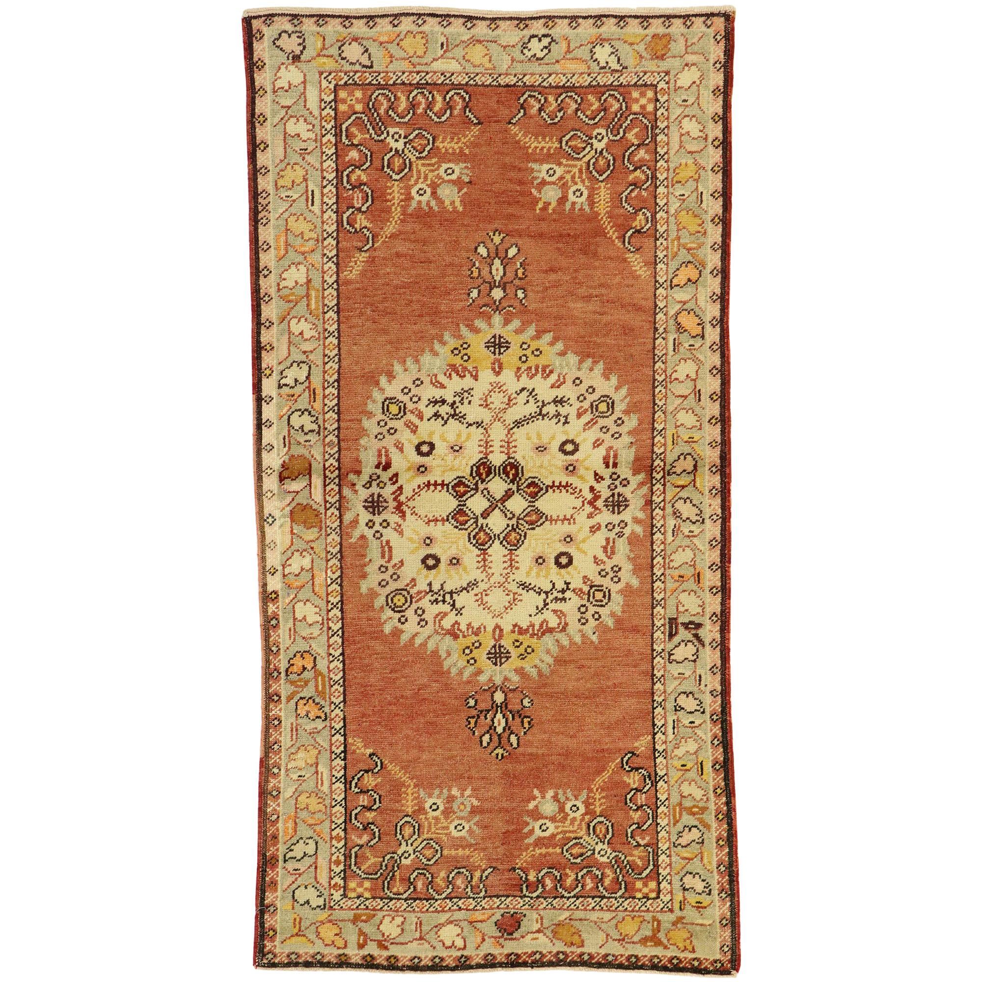 Tapis turc vintage d'Oushak avec style rococo français rustique