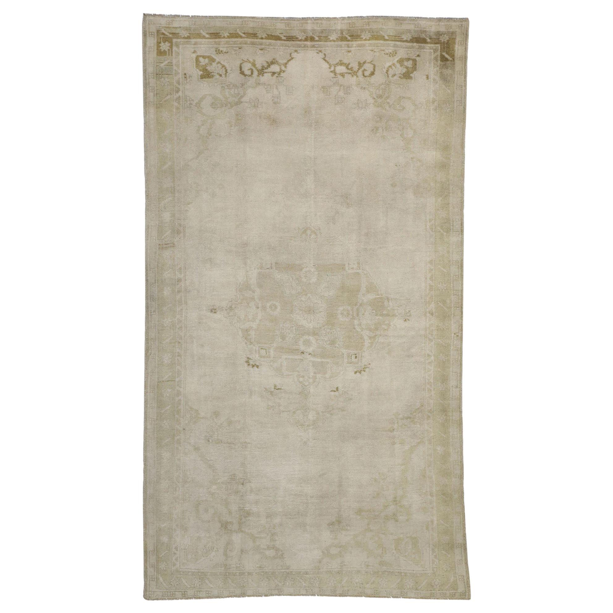 Tappeto turco vintage Oushak con stile rustico e colori neutri