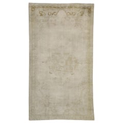 Tappeto turco vintage Oushak con stile rustico e colori neutri