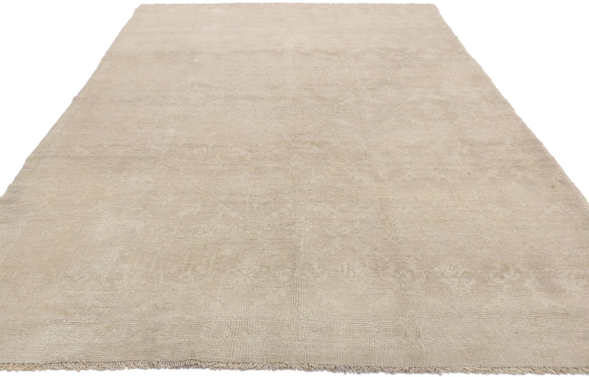 Art pot à épices Tapis turc vintage d'Oushak avec style Shaker et couleurs neutres en vente