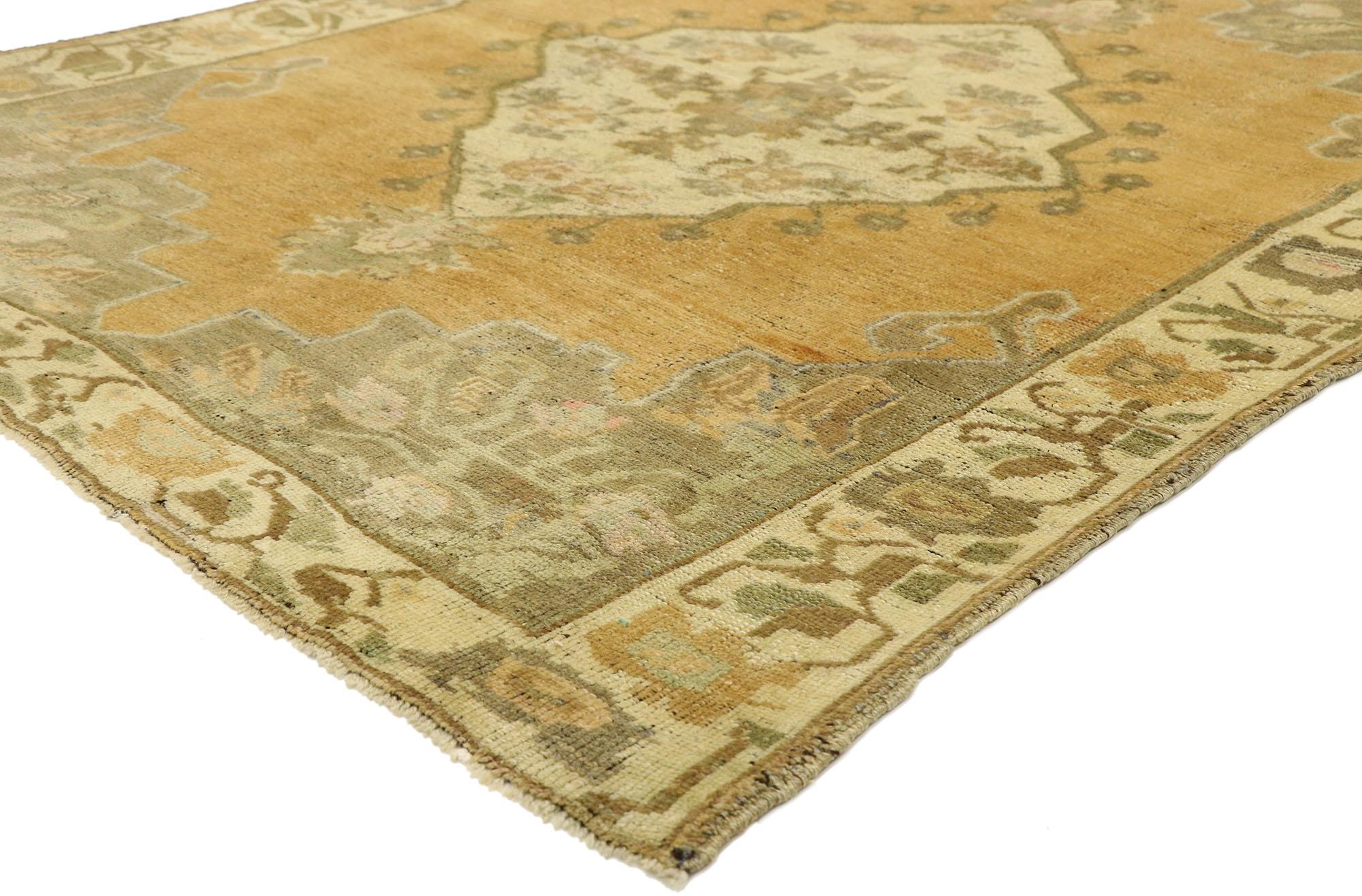 73772 tapis vintage turc Oushak avec style Shaker féminin 04'08 X 06'01. La beauté et la simplicité sans effort rencontrent des vibrations douces et sur mesure avec un style Shaker moderne dans ce tapis Oushak turc vintage en laine noué à la main.