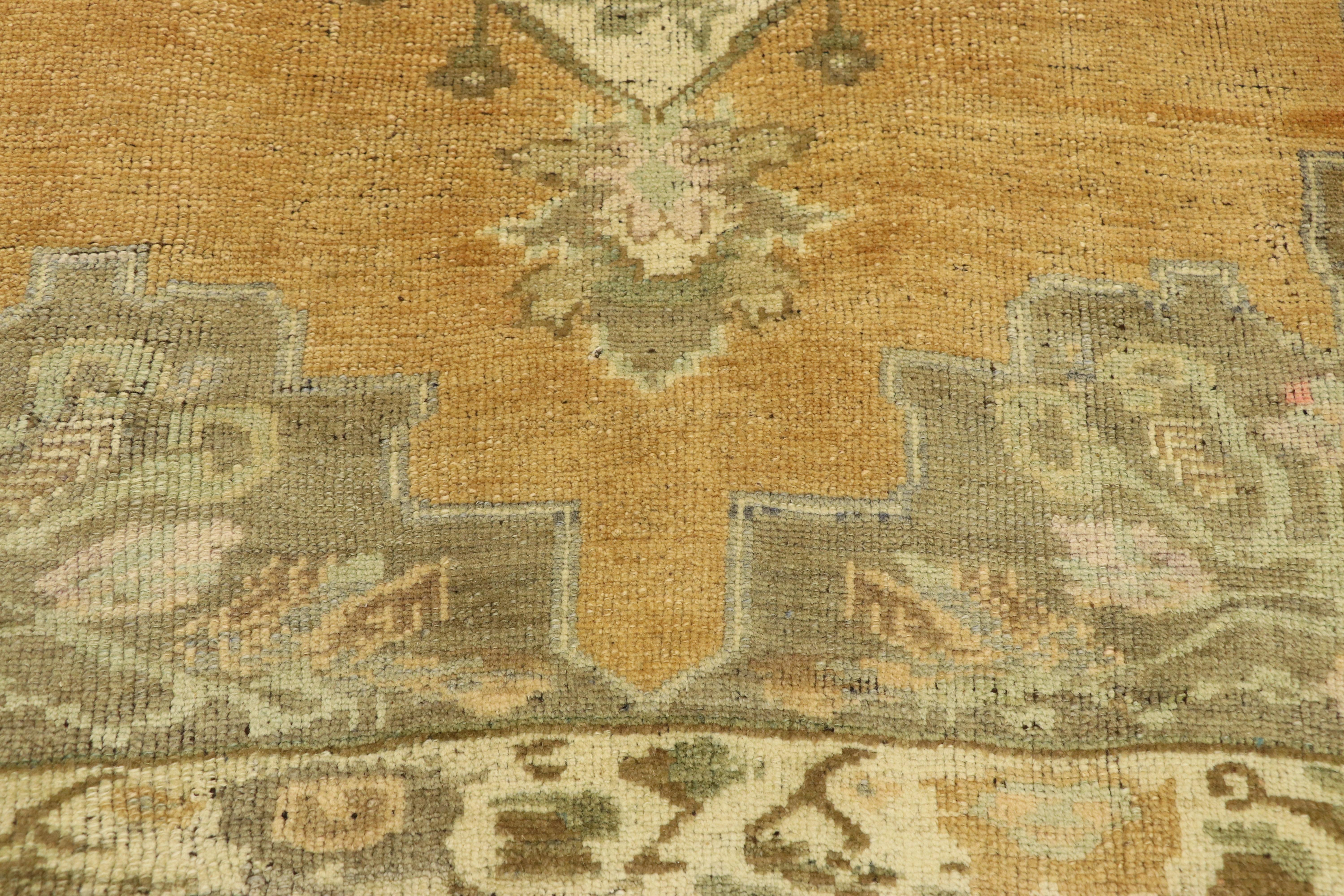 Noué à la main Tapis turc vintage d'Oushak avec style Shaker en vente
