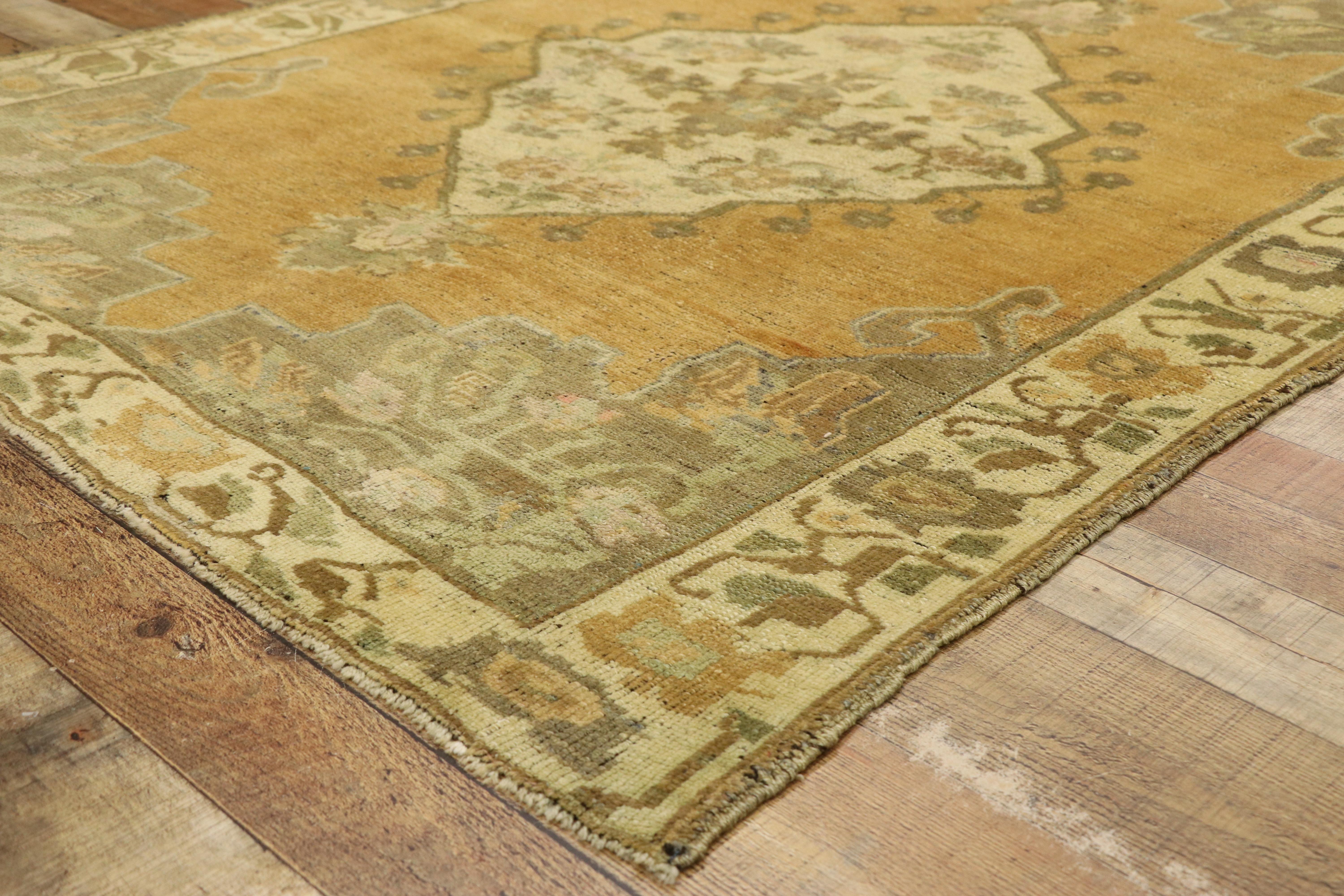 20ième siècle Tapis turc vintage d'Oushak avec style Shaker en vente