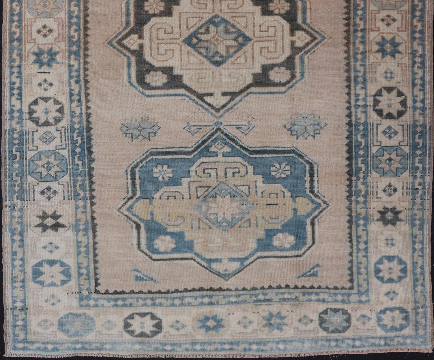 Türkischer Oushak-Teppich im Vintage-Stil mit weichem Beige- und blauen Medaillonmuster 4'9 x 7'6 im Angebot 4