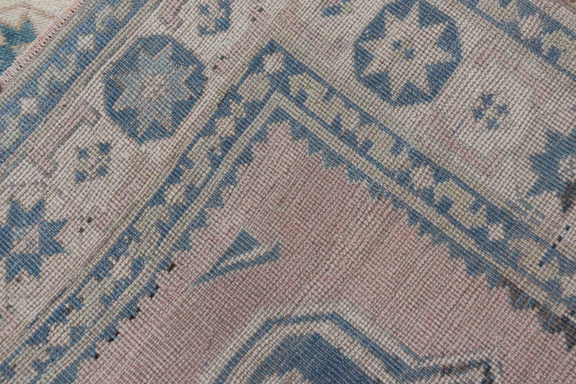 Türkischer Oushak-Teppich im Vintage-Stil mit weichem Beige- und blauen Medaillonmuster 4'9 x 7'6 im Angebot 5