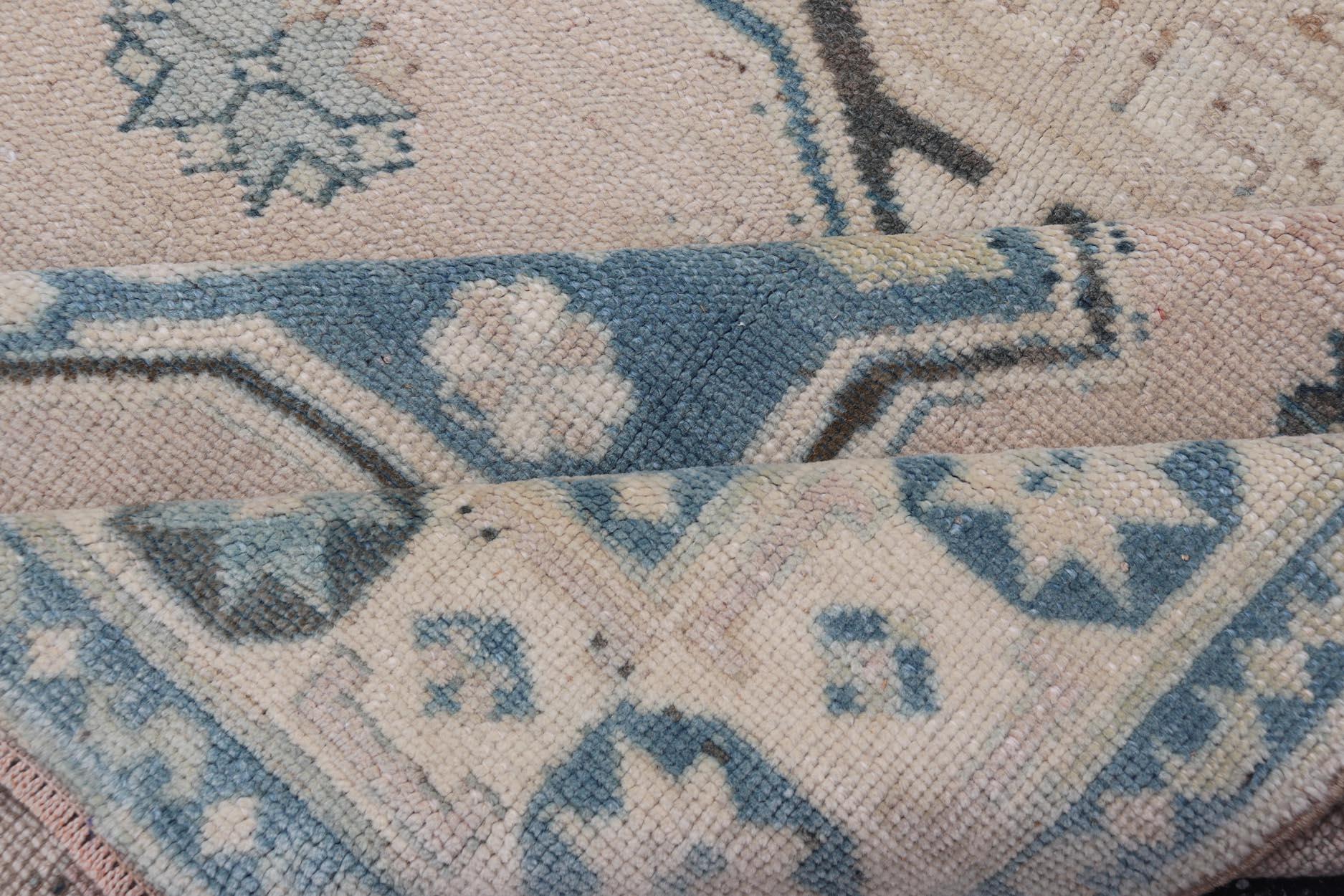 Türkischer Oushak-Teppich im Vintage-Stil mit weichem Beige- und blauen Medaillonmuster 4'9 x 7'6 im Angebot 6