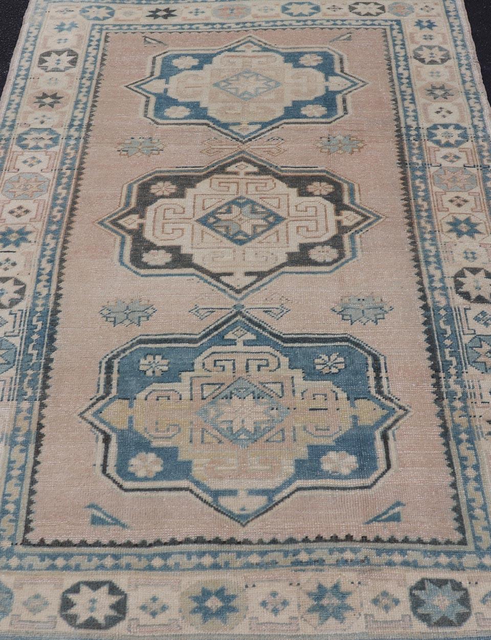 Maße: 4'9 x 7'6 
Vintage Türkisch Oushak Teppich mit weichen Beige und Blau Medaillon-Muster 4'9 x 7'6. Keivan Woven Arts / Teppich / EN-13293 Herkunftsland / Art: Türkei / Oushak.

Der türkische Oushak-Teppich im Vintage-Stil ist ein fesselndes