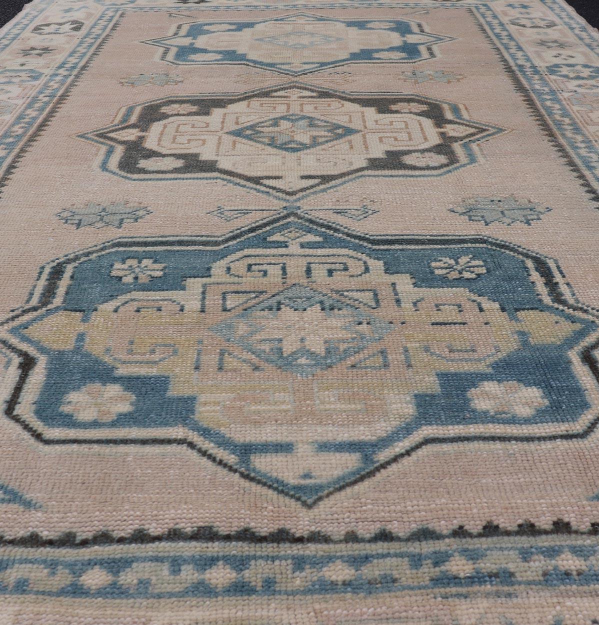 Türkischer Oushak-Teppich im Vintage-Stil mit weichem Beige- und blauen Medaillonmuster 4'9 x 7'6 (Handgeknüpft) im Angebot