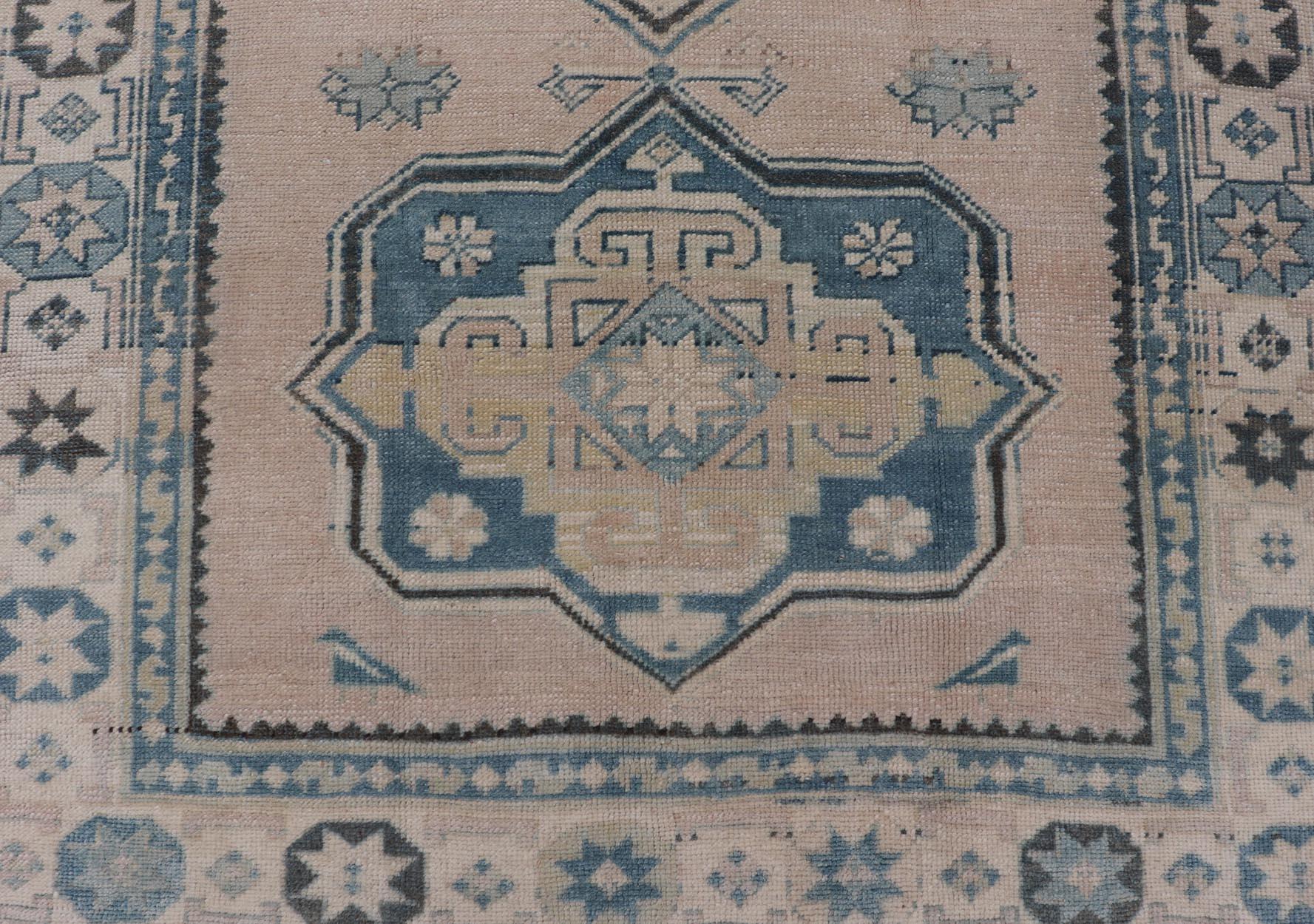 Türkischer Oushak-Teppich im Vintage-Stil mit weichem Beige- und blauen Medaillonmuster 4'9 x 7'6 im Zustand „Gut“ im Angebot in Atlanta, GA