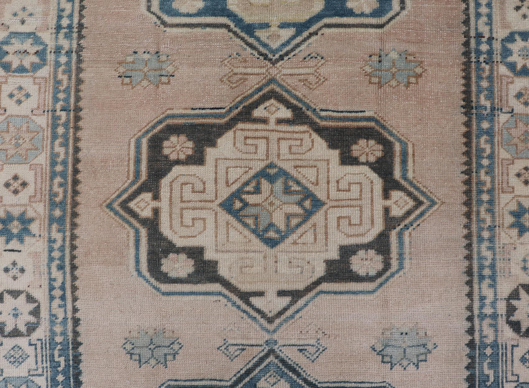 Türkischer Oushak-Teppich im Vintage-Stil mit weichem Beige- und blauen Medaillonmuster 4'9 x 7'6 (20. Jahrhundert) im Angebot