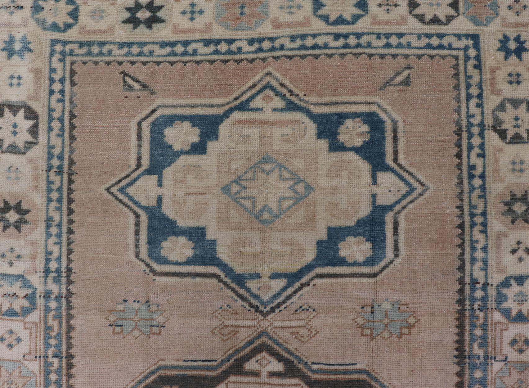 Türkischer Oushak-Teppich im Vintage-Stil mit weichem Beige- und blauen Medaillonmuster 4'9 x 7'6 (Wolle) im Angebot