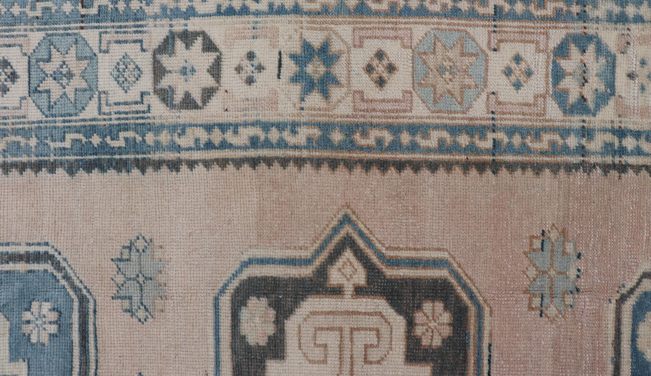 Türkischer Oushak-Teppich im Vintage-Stil mit weichem Beige- und blauen Medaillonmuster 4'9 x 7'6 im Angebot 1